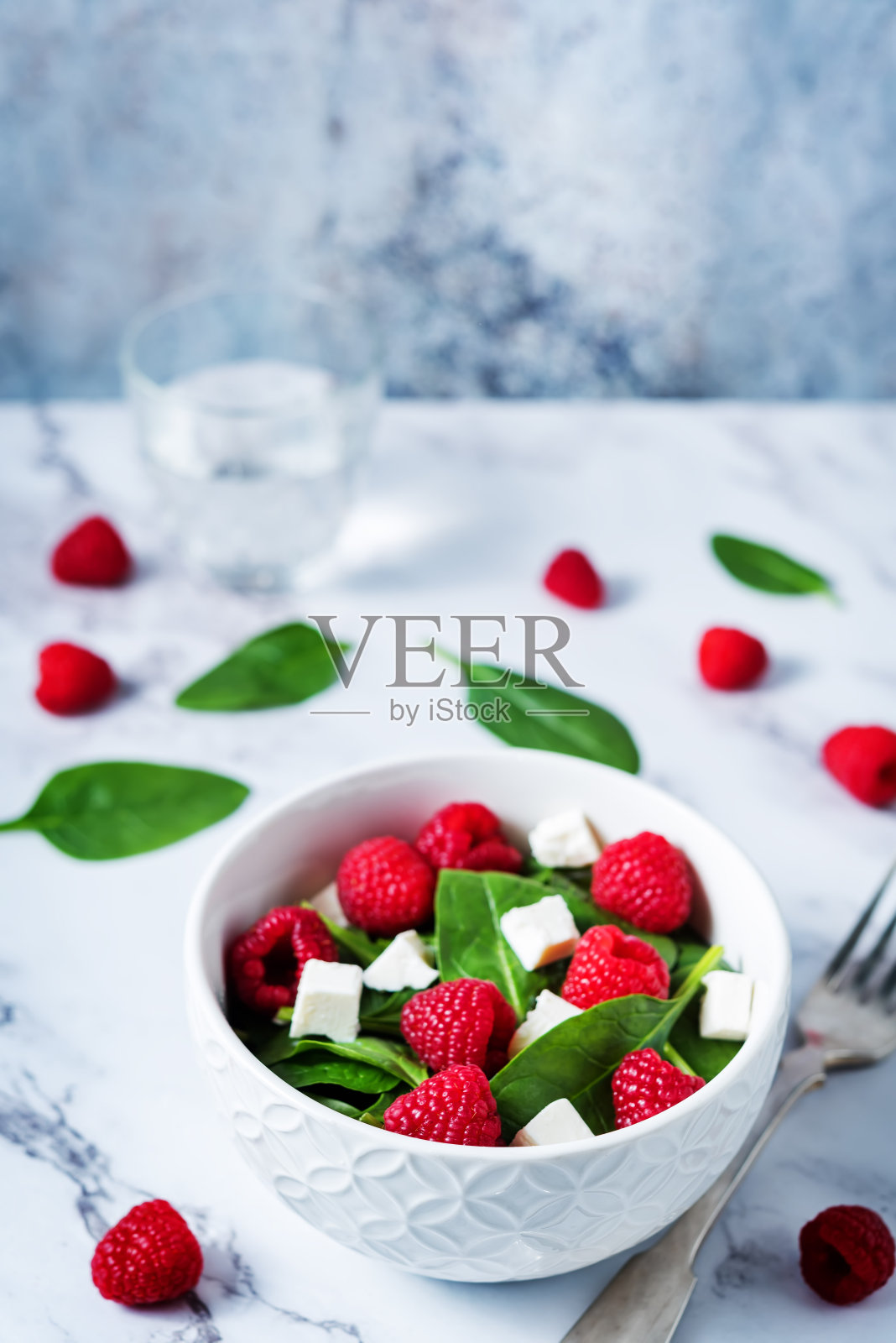 碗里的菠菜覆盆子菲达沙拉照片摄影图片