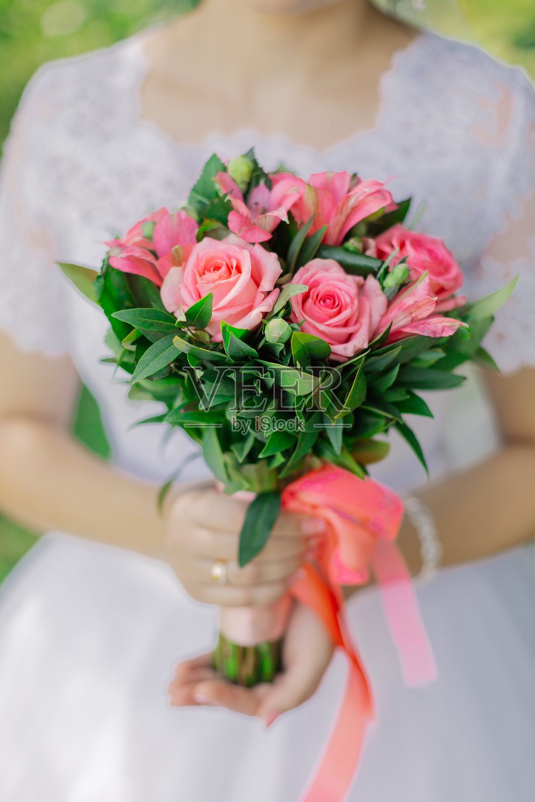 手捧花束的快乐年轻新娘照片摄影图片