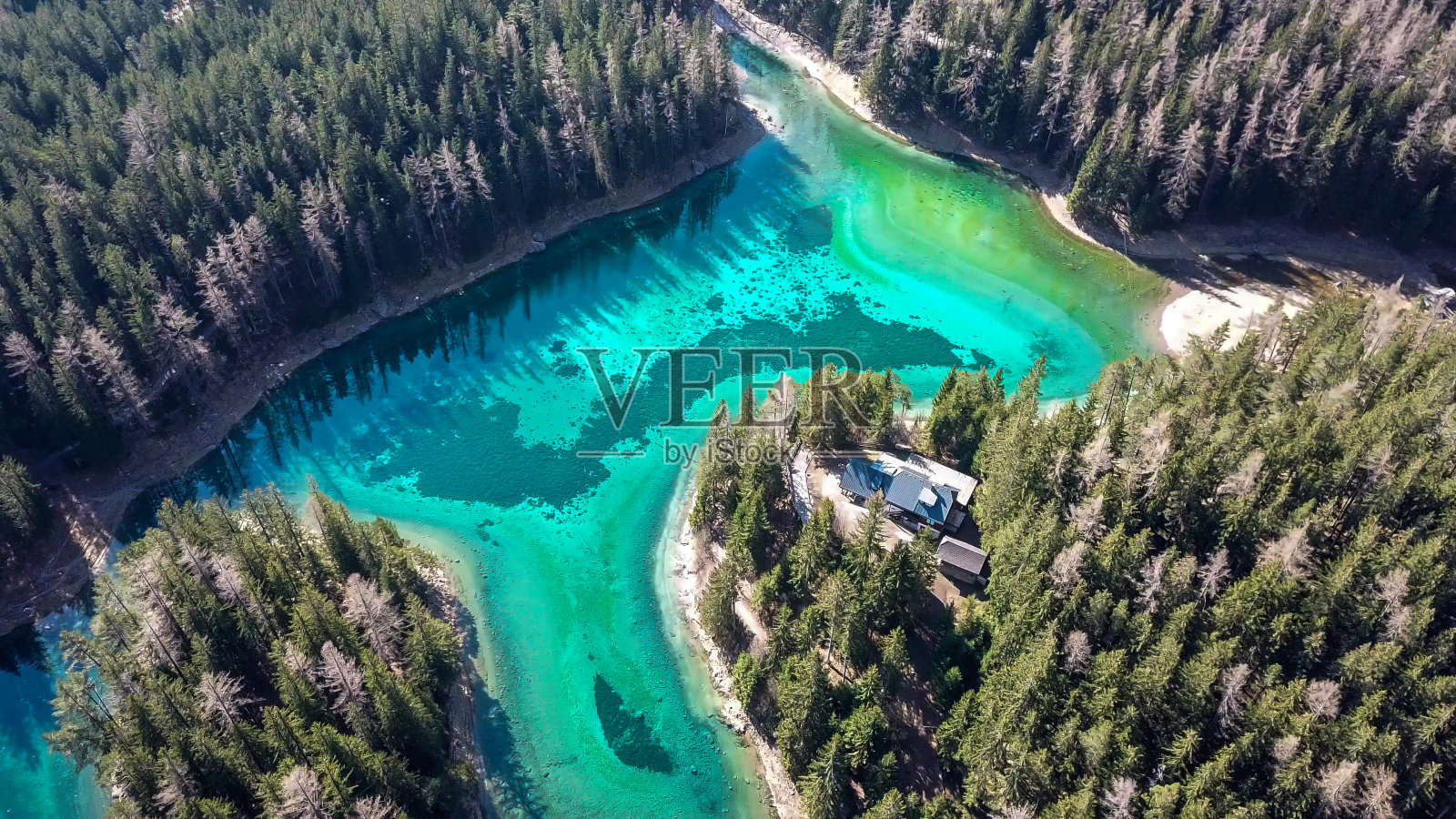 绿色的湖-无人机拍摄的绿色的湖照片摄影图片