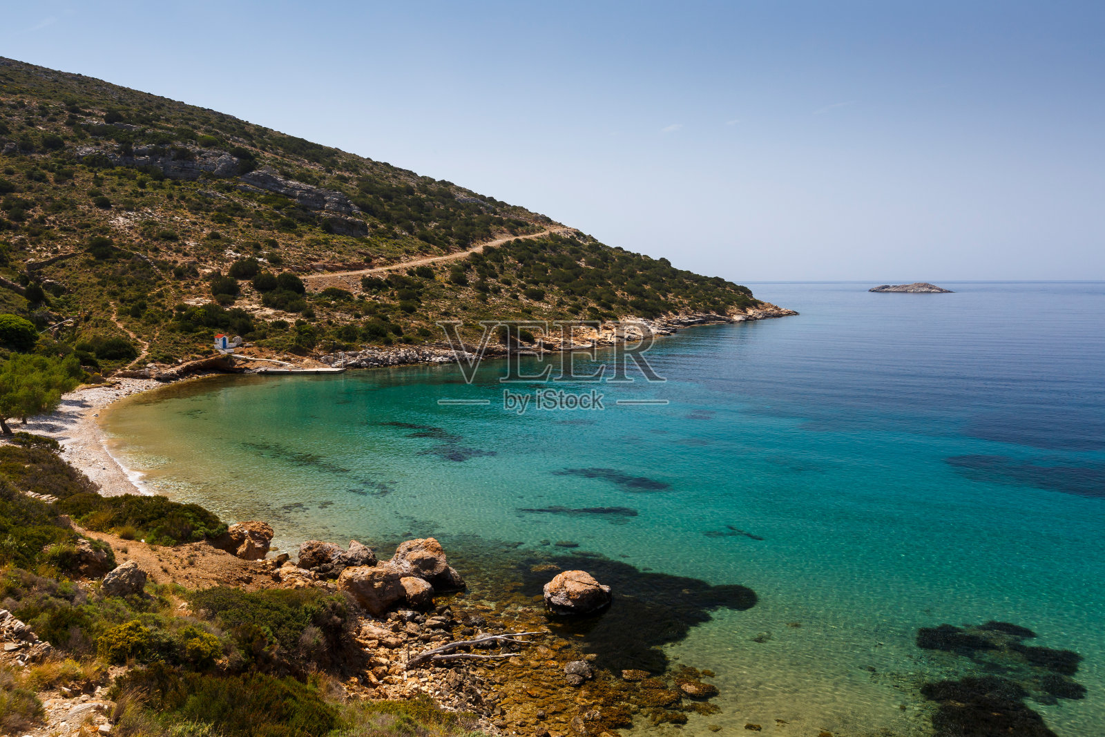 希腊福尔尼岛Petrokopi海滩清澈的绿松石海水。照片摄影图片