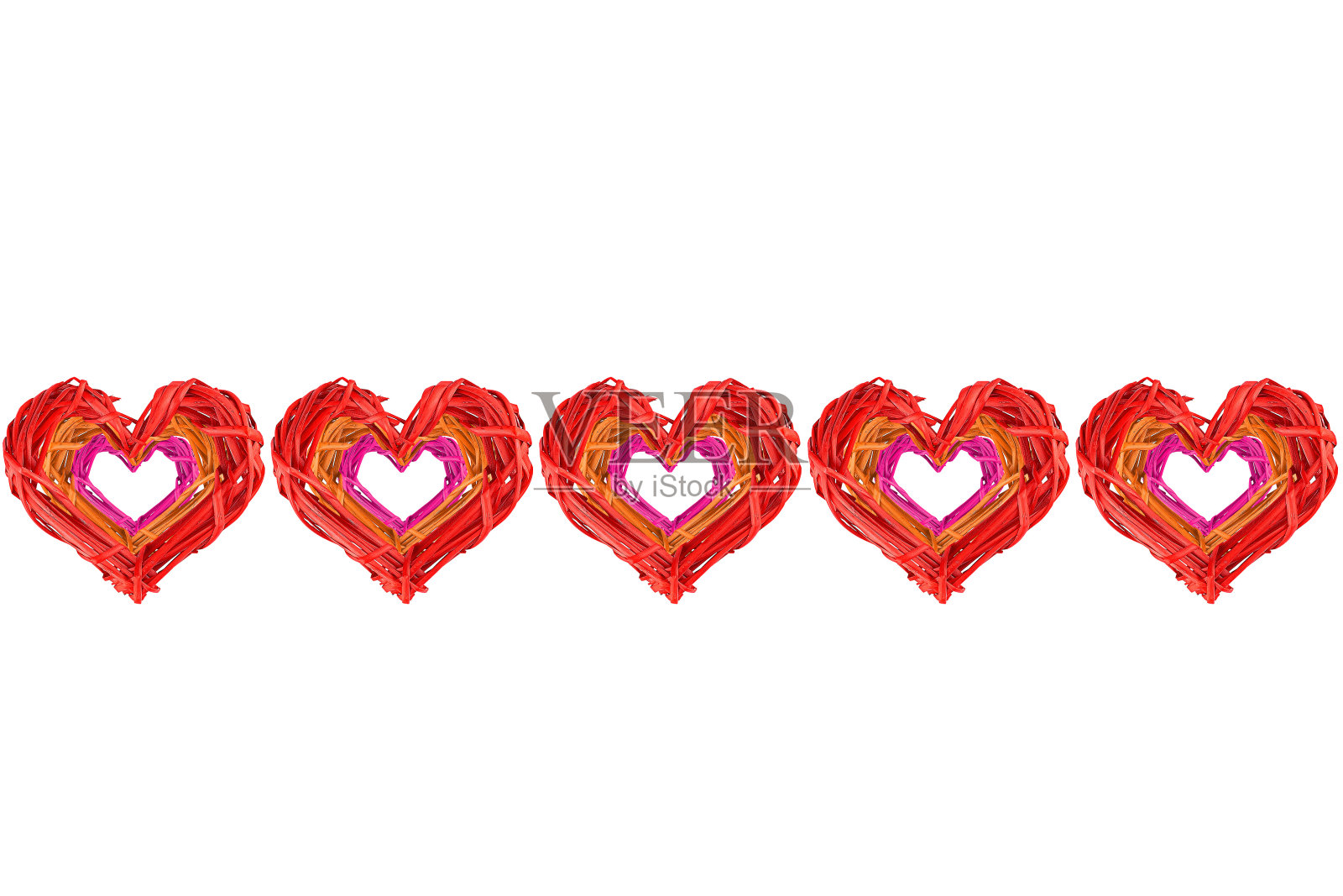 编织的心在白色的背景，孤立。行照片摄影图片