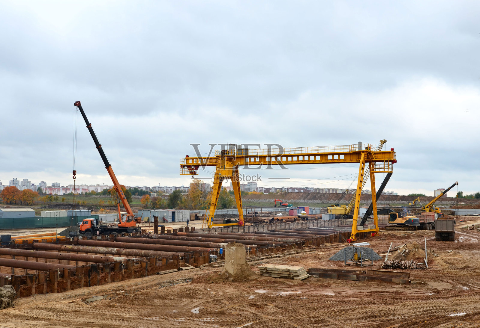 挖掘机和汽车起重机正在建设一条新的地铁线路照片摄影图片