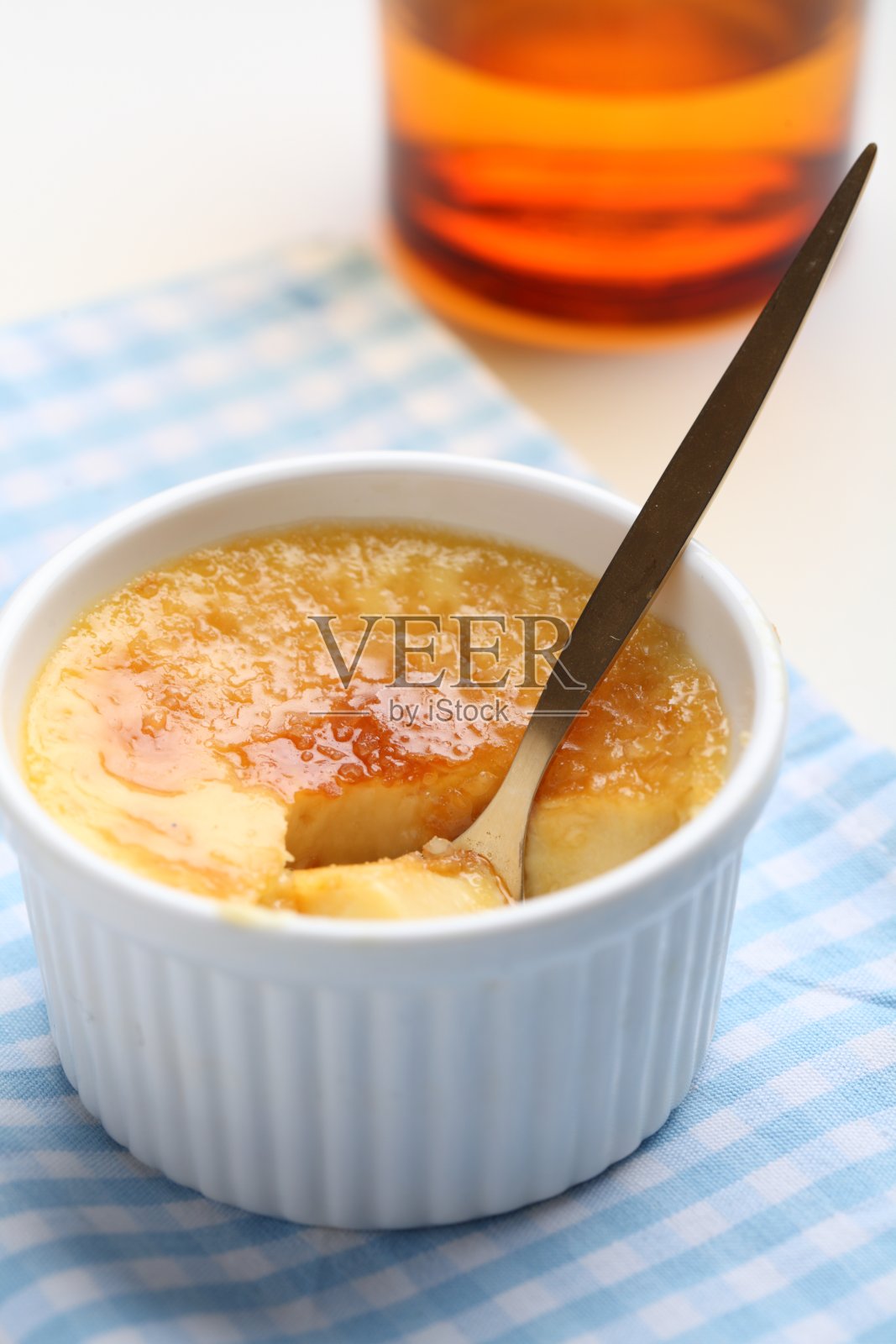 在小模子里吃焦糖布丁的特写照片摄影图片