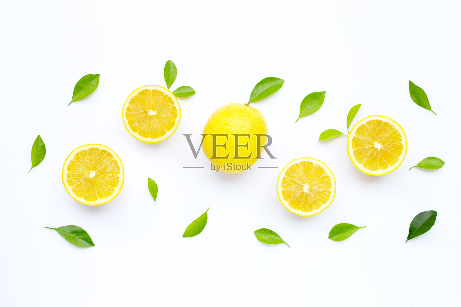 白色背景上的新鲜柠檬。照片摄影图片