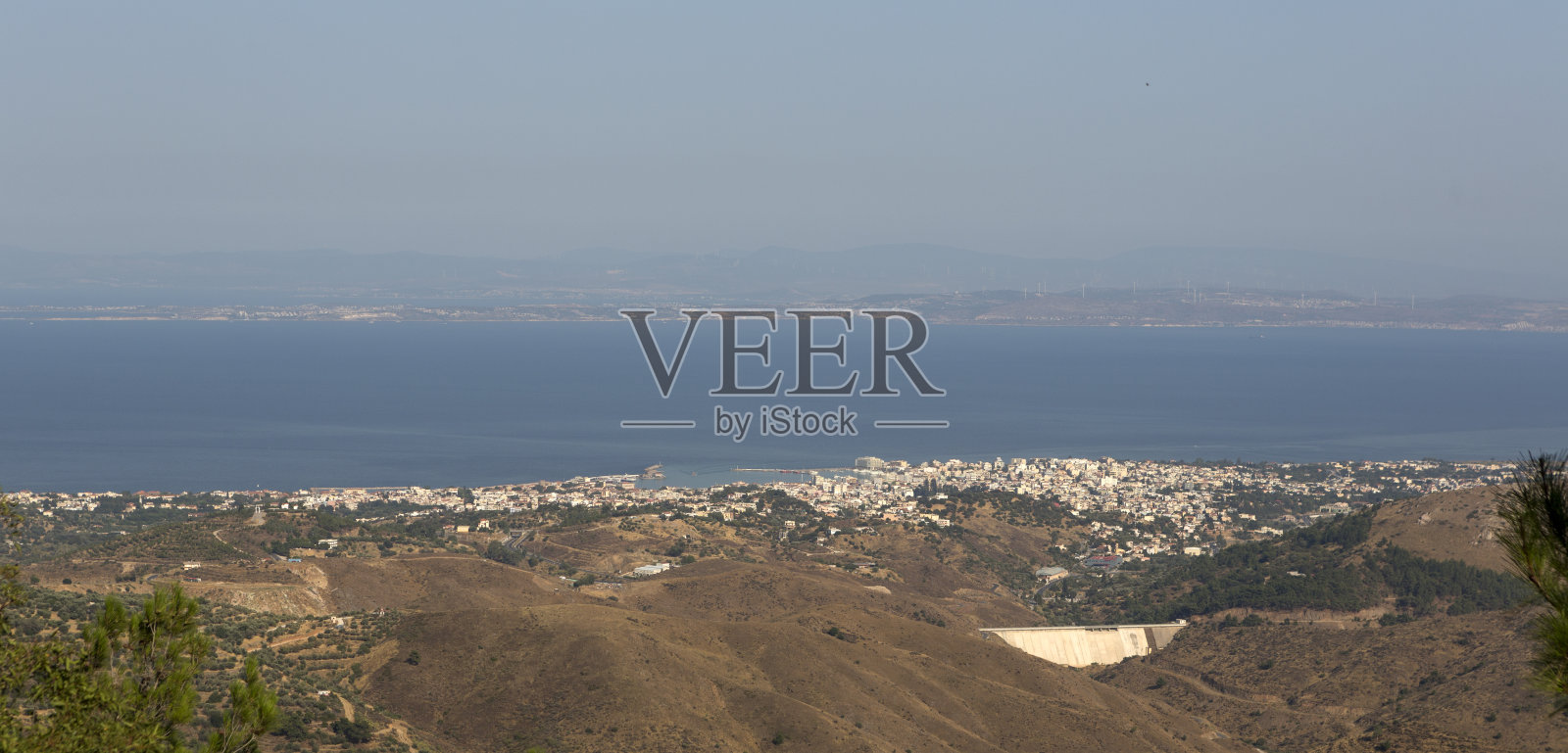 希腊爱琴海的奇奥斯岛的海滩海岸照片摄影图片