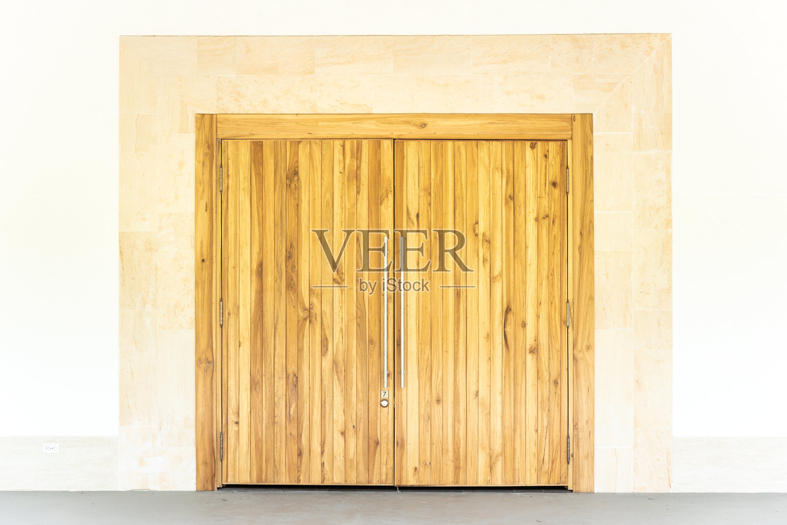 一个大的棕色木门与文本复制空间的外部正面视图照片摄影图片