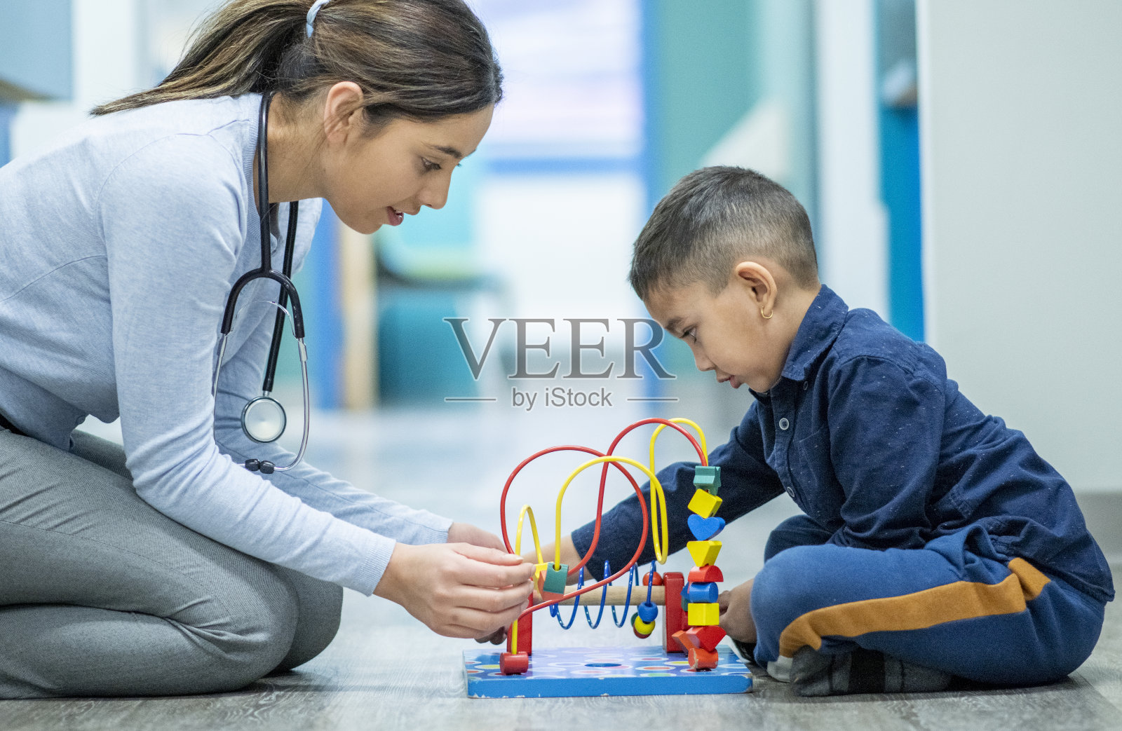 职业治疗师和一个小男孩的库存照片照片摄影图片