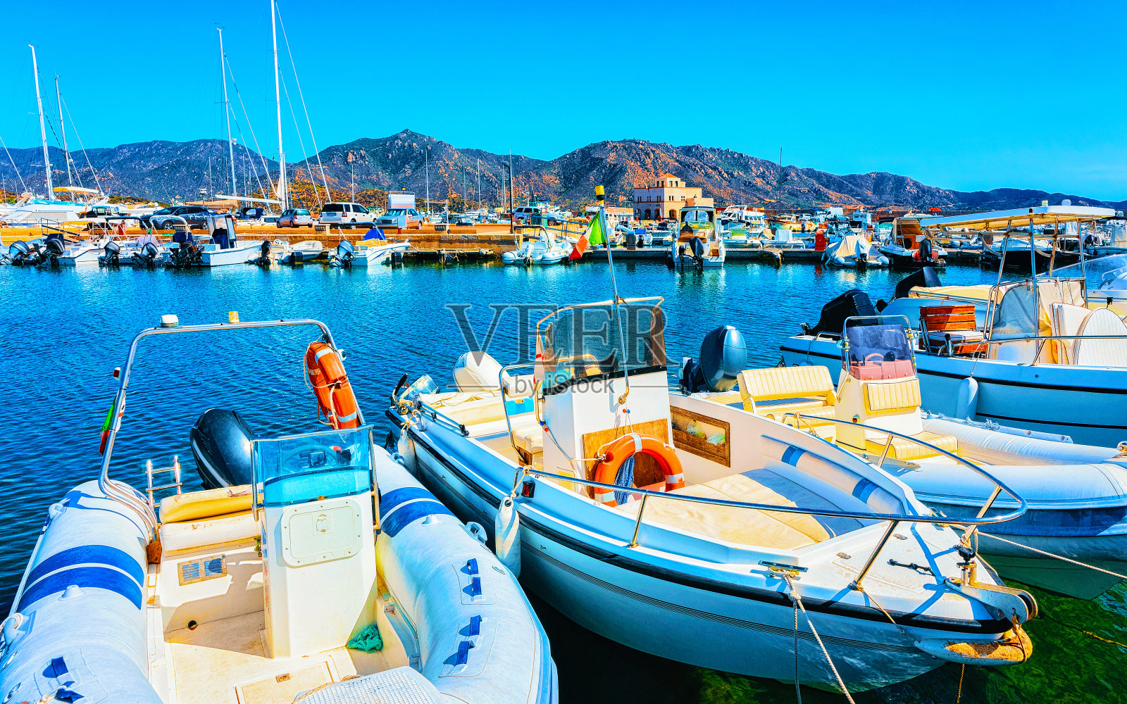 撒丁岛维拉西米乌斯卡利亚里港口的船只和游艇也变瘦了照片摄影图片