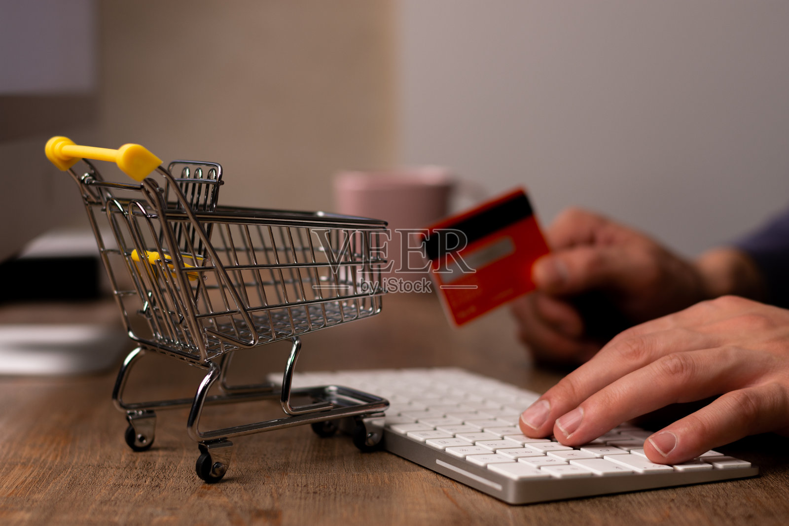 人在电脑键盘上打字照片摄影图片