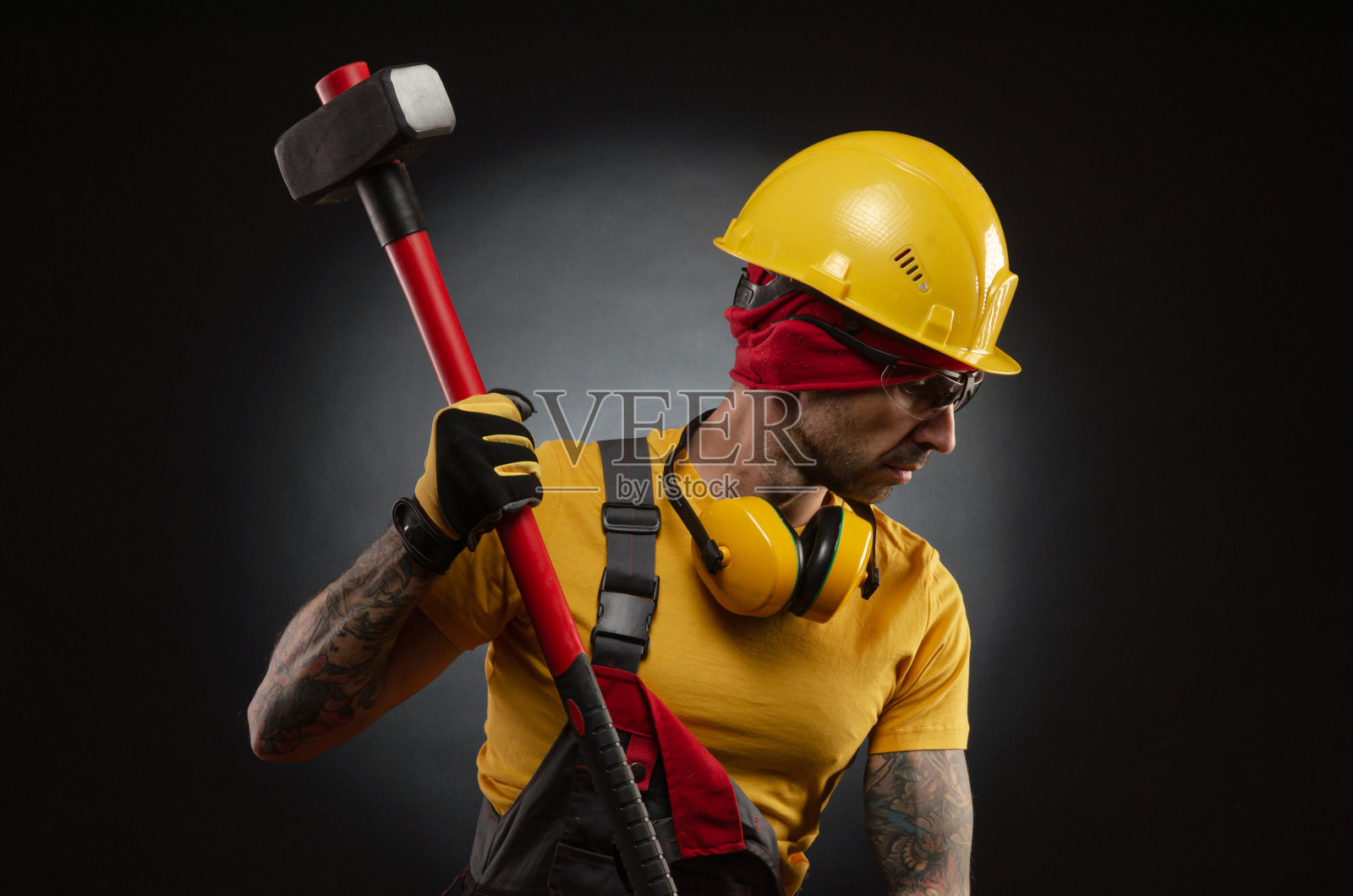 拿着大锤的男建筑工人照片摄影图片