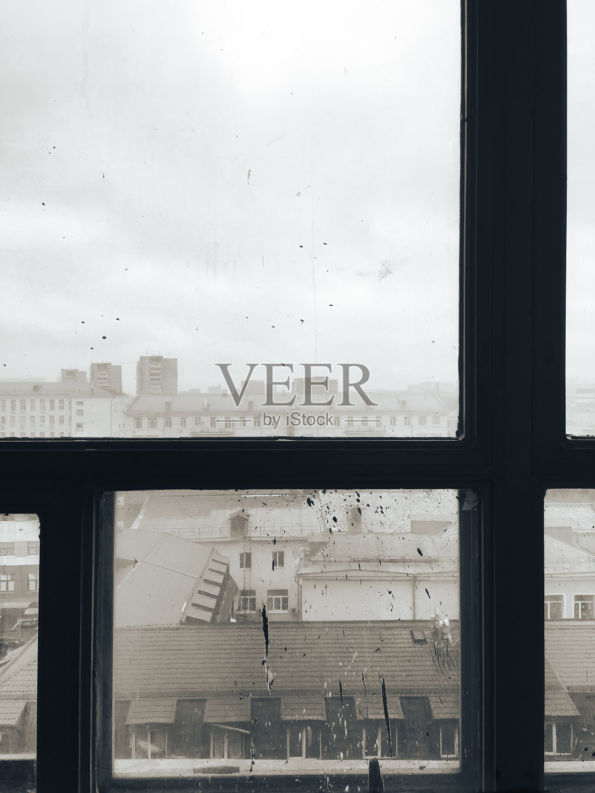 透过古老的木窗框，可以看到城市的景色照片摄影图片