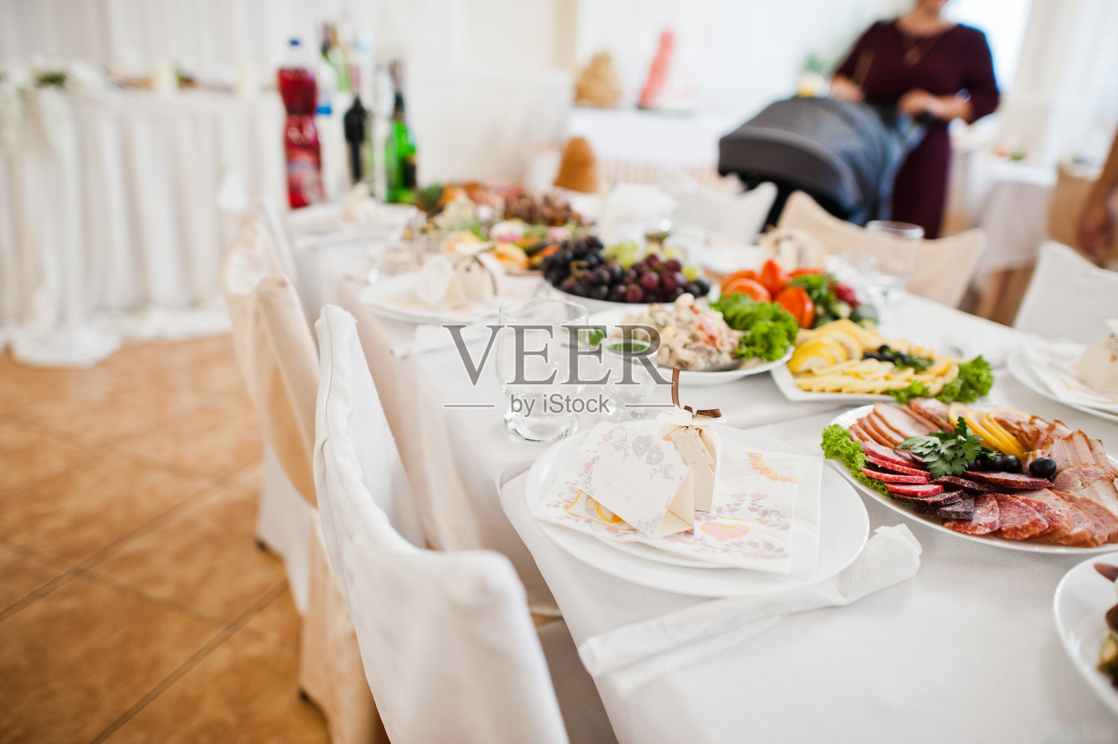 婚宴上美味佳肴的甜点桌。照片摄影图片