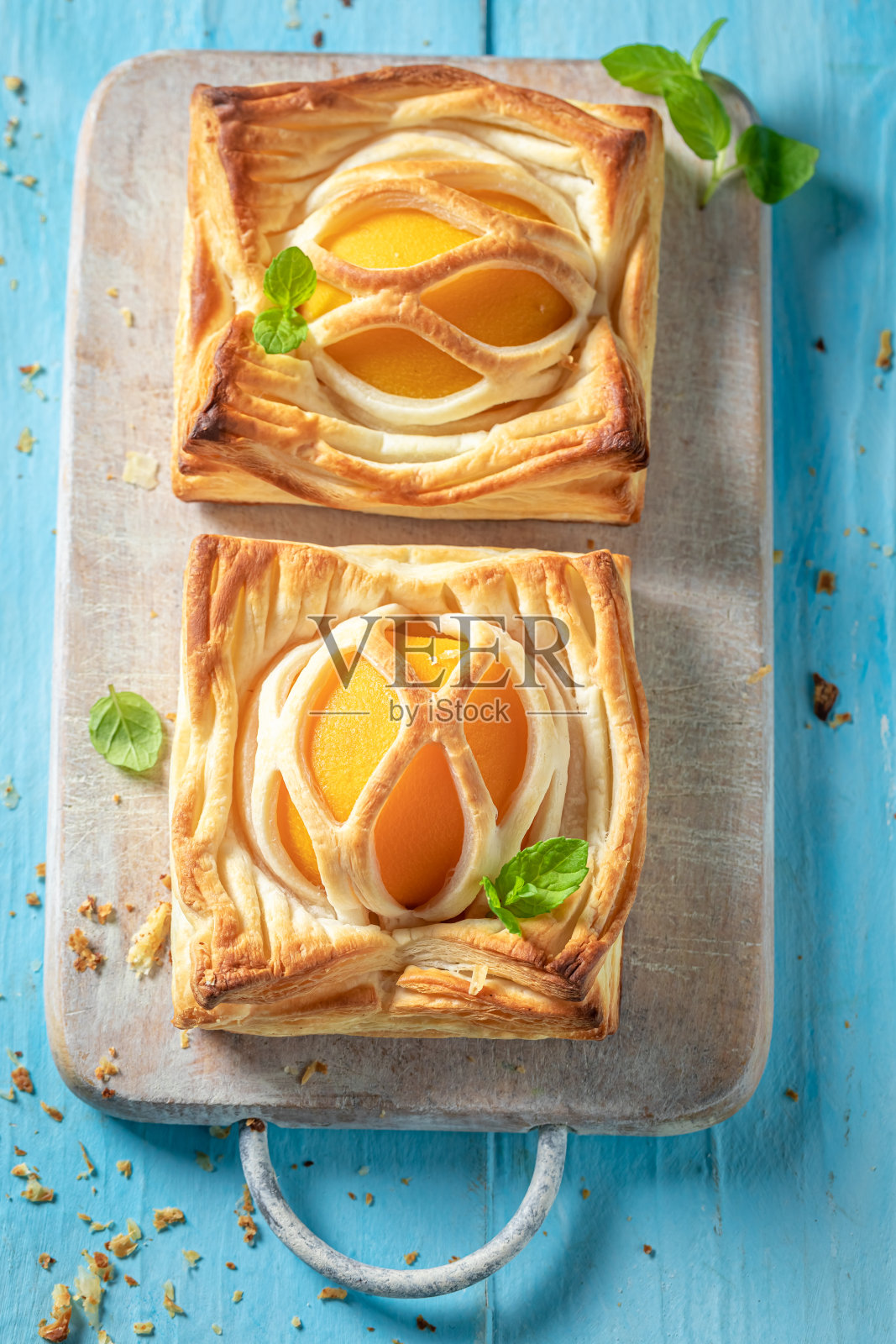 新鲜桃子和糖做成的美味酥皮照片摄影图片