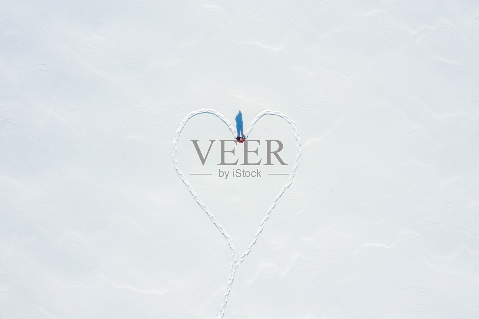 冬季户外一对夫妇雪鞋行走的航拍景色照片摄影图片