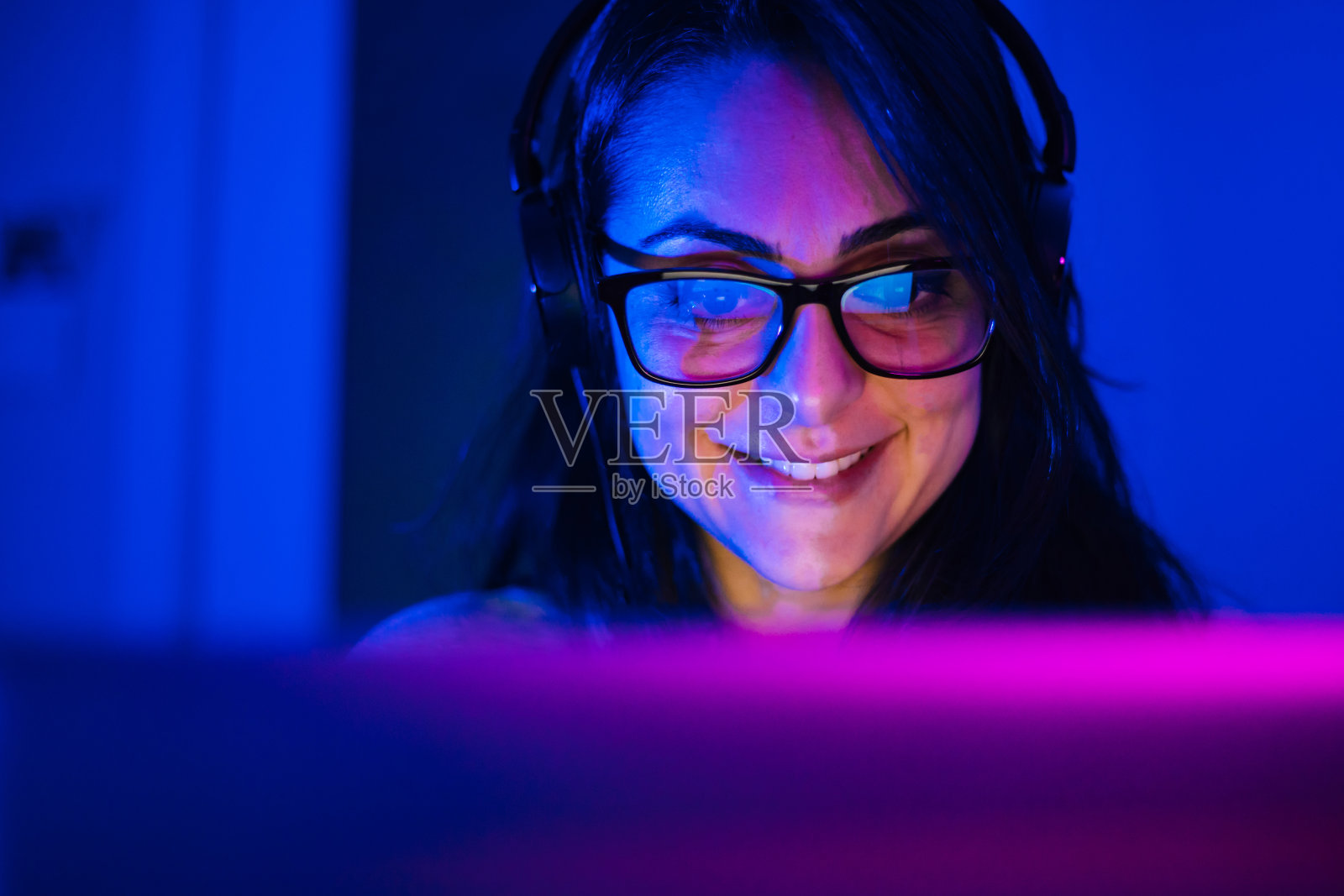 直播游戏的友善女孩照片摄影图片