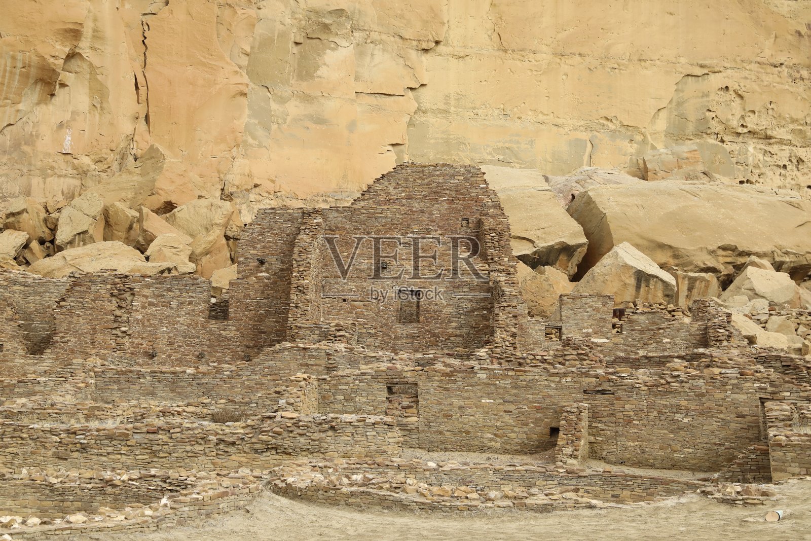 美国新墨西哥州查科文化国家历史公园的鲣鱼村。这个定居点居住着普韦布洛人的祖先，或史前美洲的阿纳萨齐人。照片摄影图片