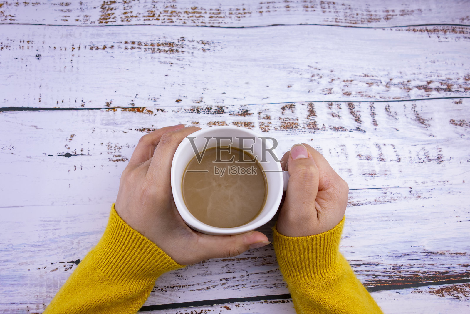 我手里有一杯咖啡在桌子上照片摄影图片