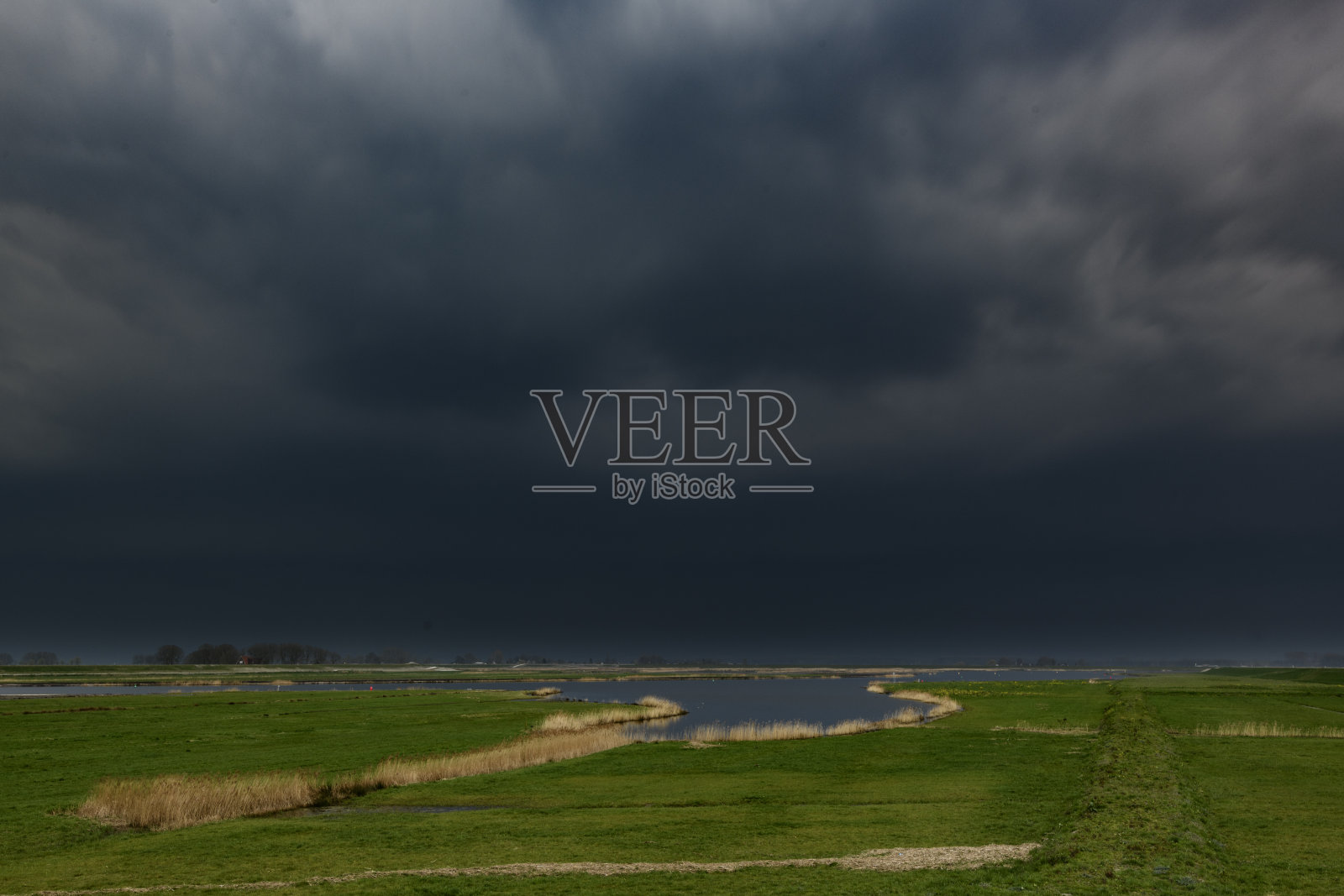 IJsseldelta的Kampen附近的reevdiep水道上的风暴云照片摄影图片