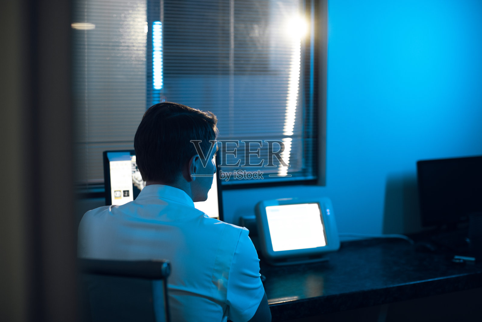 在医学实验室里，放射科医生在控制室监测病人的骨骼和肋骨MRI或CT照片摄影图片