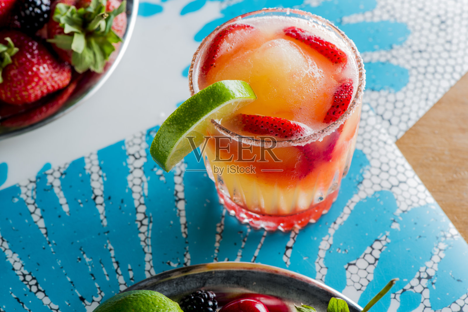 冷冻鸡尾酒。鸡尾酒，由手工调酒师或调酒师在地下酒吧和高档酒吧或潜水酒吧酒馆制作的传统饮料。用冰镇鸡尾酒杯盛放的鸡尾酒，用水果装饰。照片摄影图片