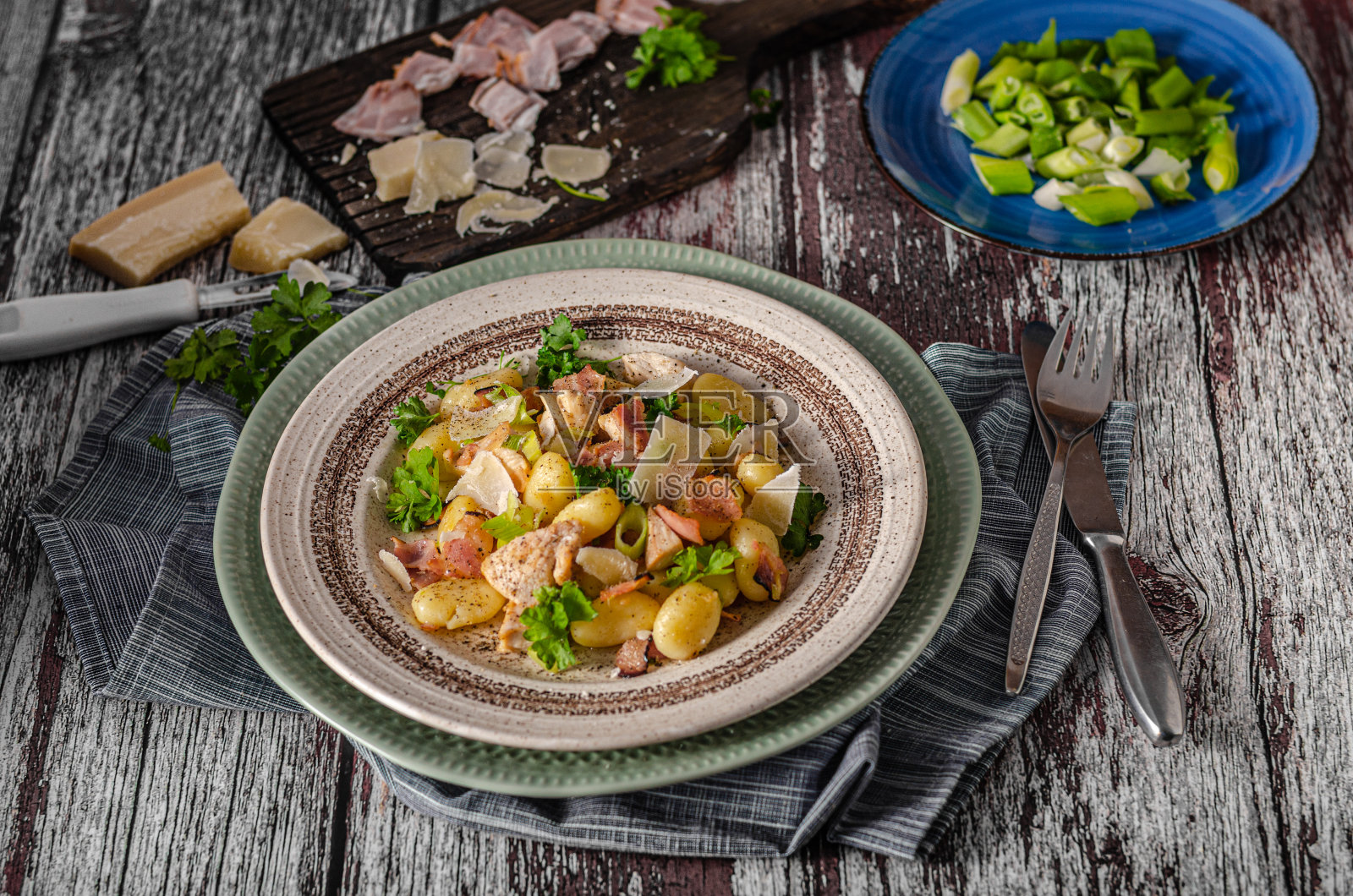 自制汤圆配帕尔马鸡肉照片摄影图片