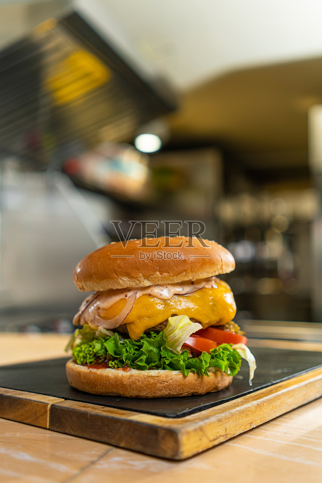 木桌上自制美味汉堡的特写。照片摄影图片