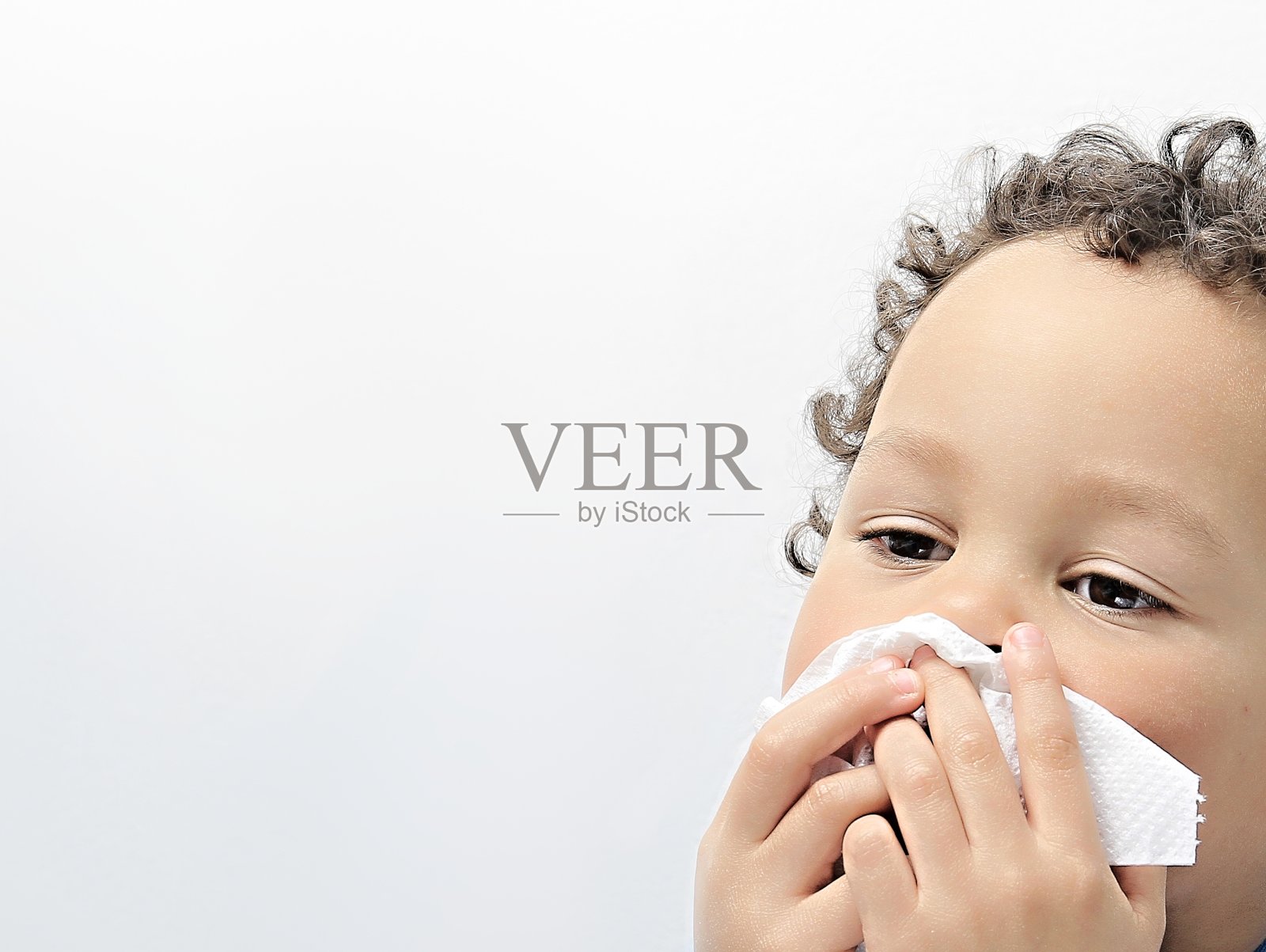 孩子吹鼻子的照片照片摄影图片