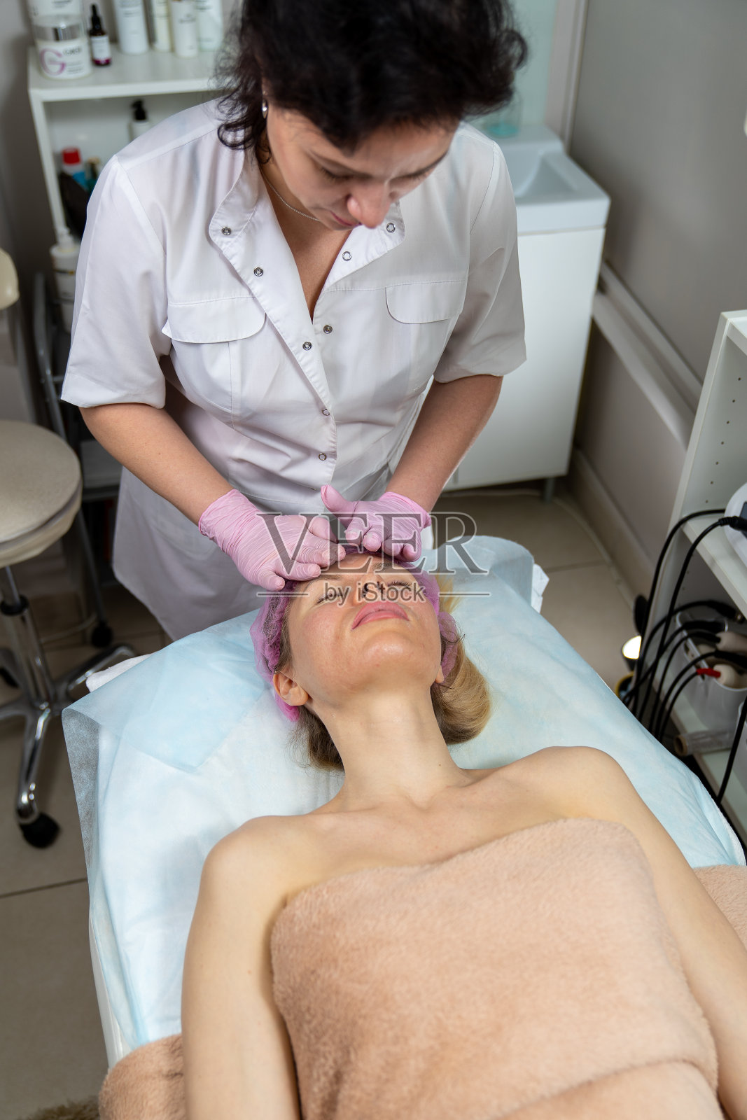 美容师为问题肌肤女孩做护理照片摄影图片