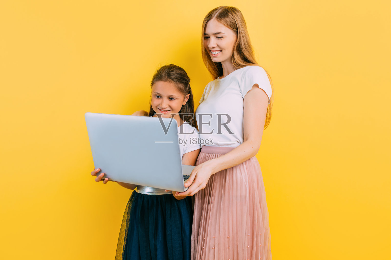 有魅力的年轻母亲和小女儿一起使用笔记本电脑照片摄影图片