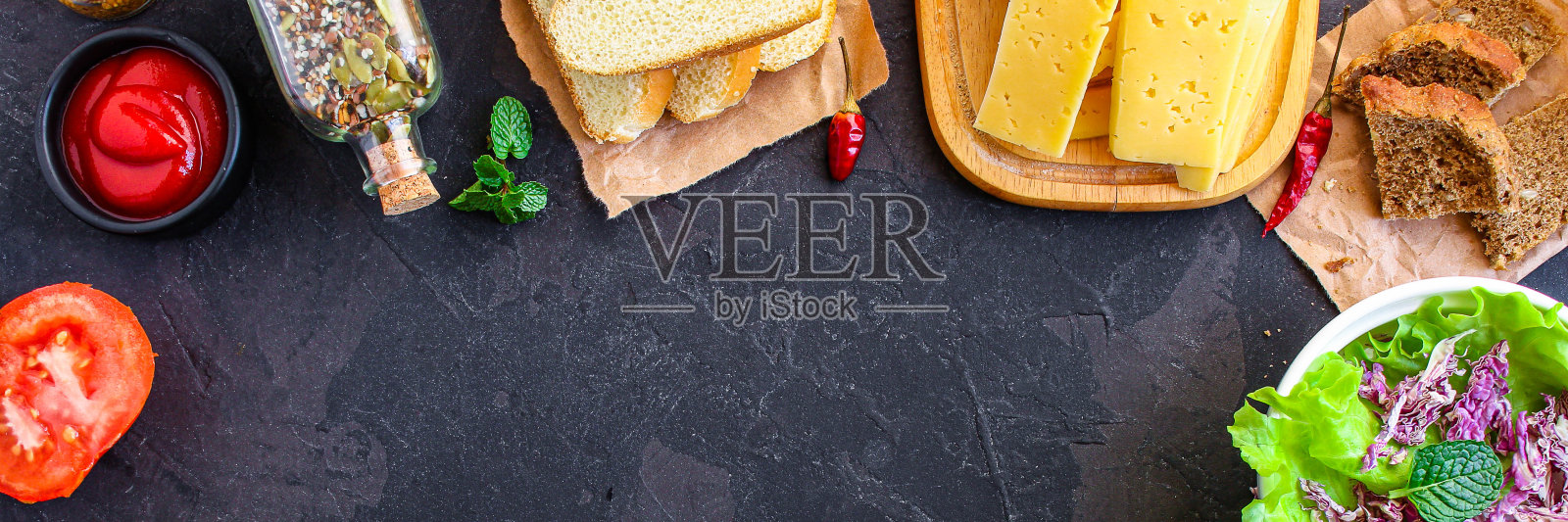 户外美食：香肠、酱汁、番茄酱、蔬菜沙拉、面包、奶酪等（公司聚餐、野餐的快餐小吃）菜单概念背景。顶视图。复制空间照片摄影图片