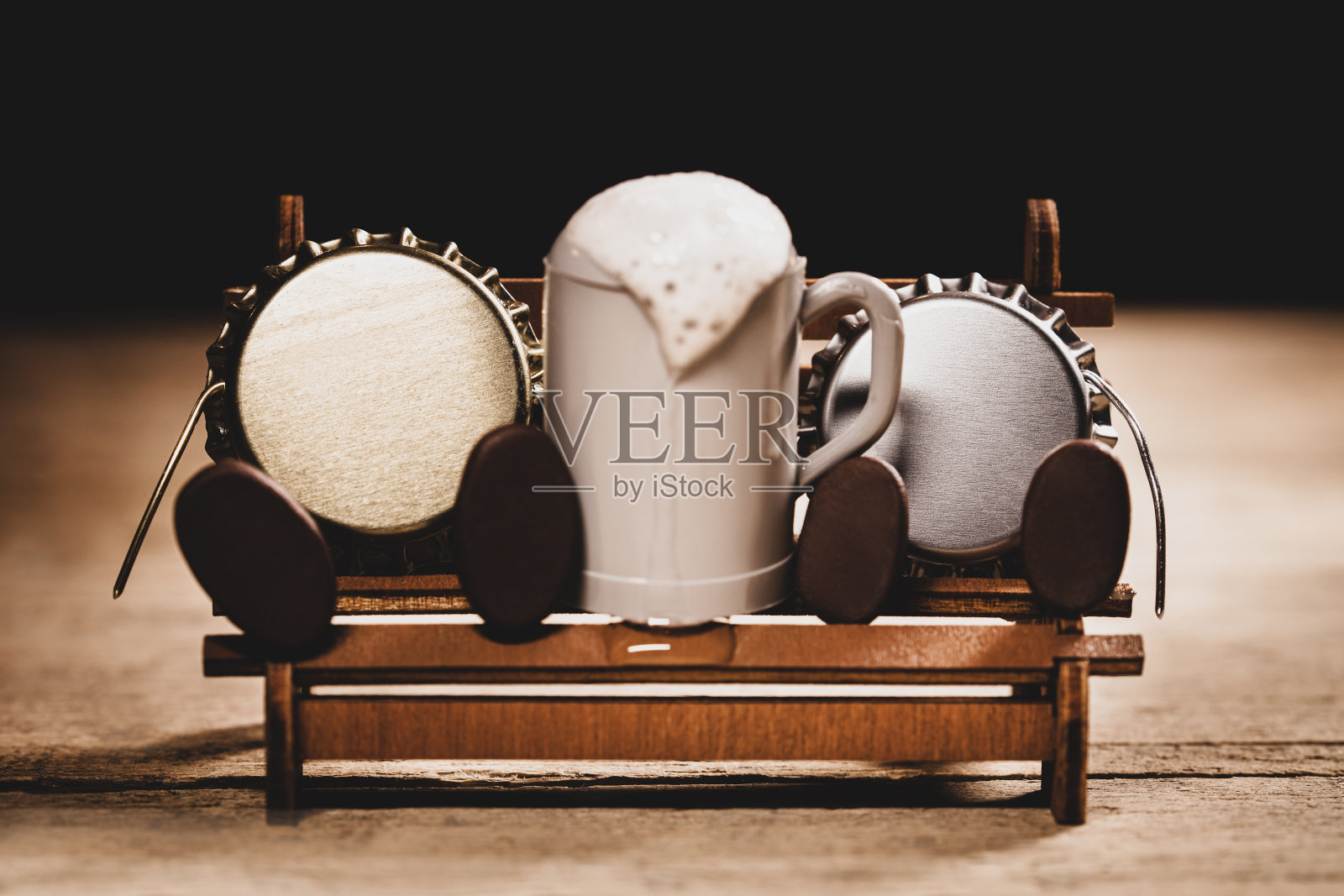 皇冠软木或瓶盖微型数字与啤酒杯，幽默的概念场景的啤酒和舒适照片摄影图片