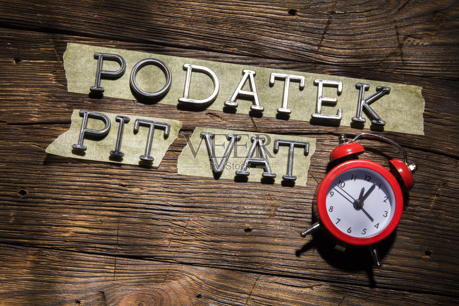 4月底的最后期限是解决波兰增值税CIT ZUS 500+。一个旧木桌上的概念照片摄影图片