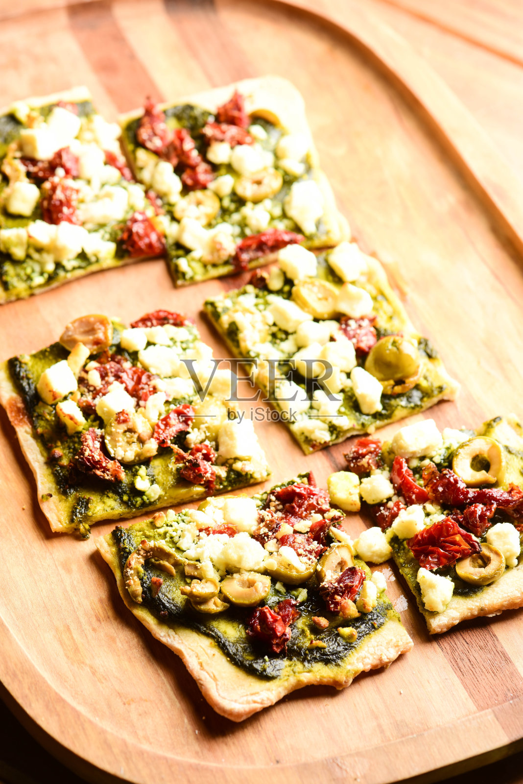 面包。传统的经典意大利自制薄脆面饼，配培根芝麻菜橄榄，鸡马苏里拉奶酪，特级初榨橄榄油，用盐和胡椒调味。照片摄影图片