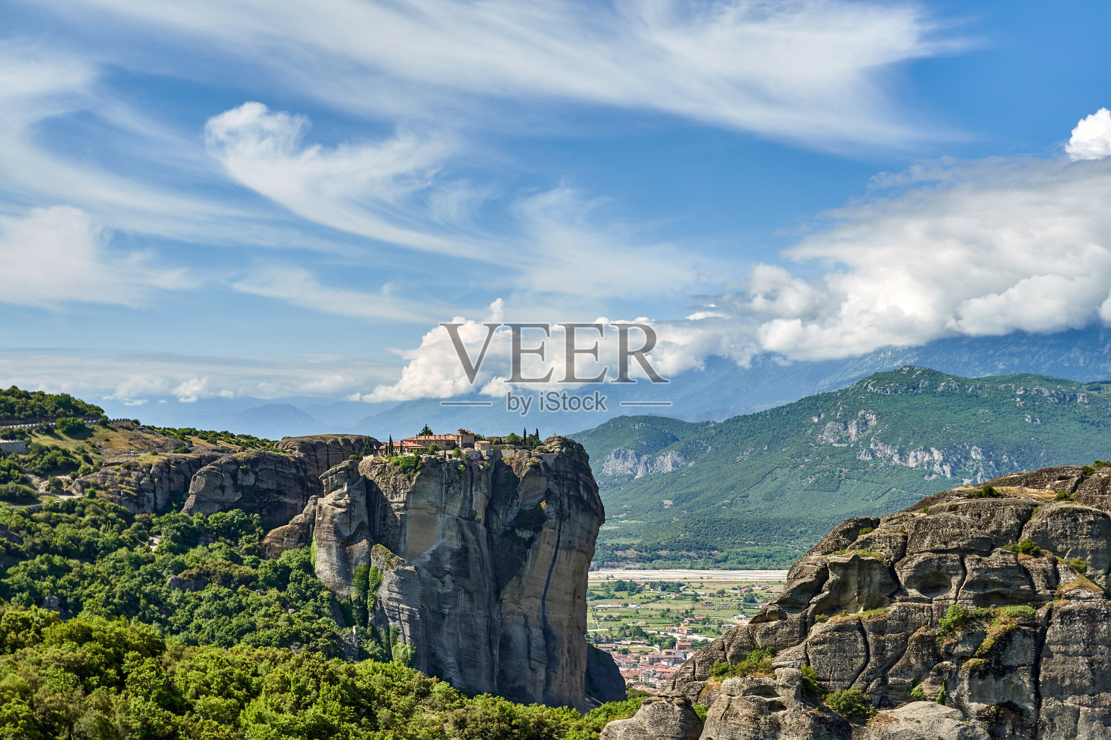 希腊梅泰奥拉修道院的壮丽景色，群山和森林在蓝天白云的映衬下美不胜收，联合国教科文组织遗产照片摄影图片