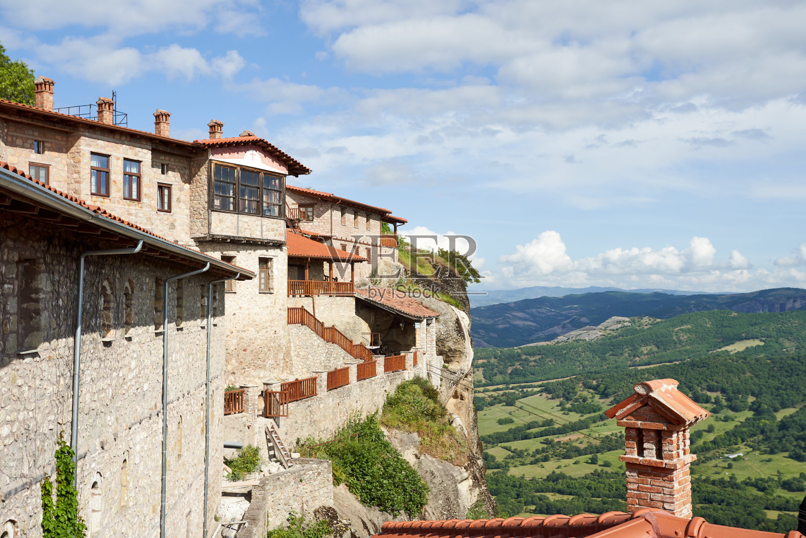 希腊梅泰奥拉修道院的壮丽景色，群山和森林在蓝天白云的映衬下美不胜收，联合国教科文组织遗产照片摄影图片