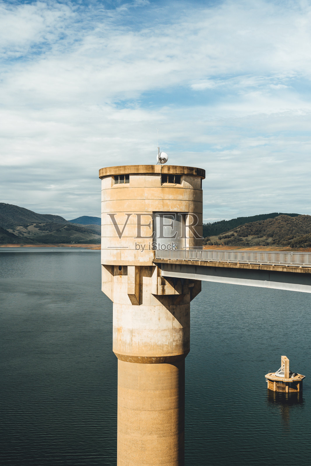 新南威尔士州雪山图穆特附近的鼓风水库/大坝照片摄影图片