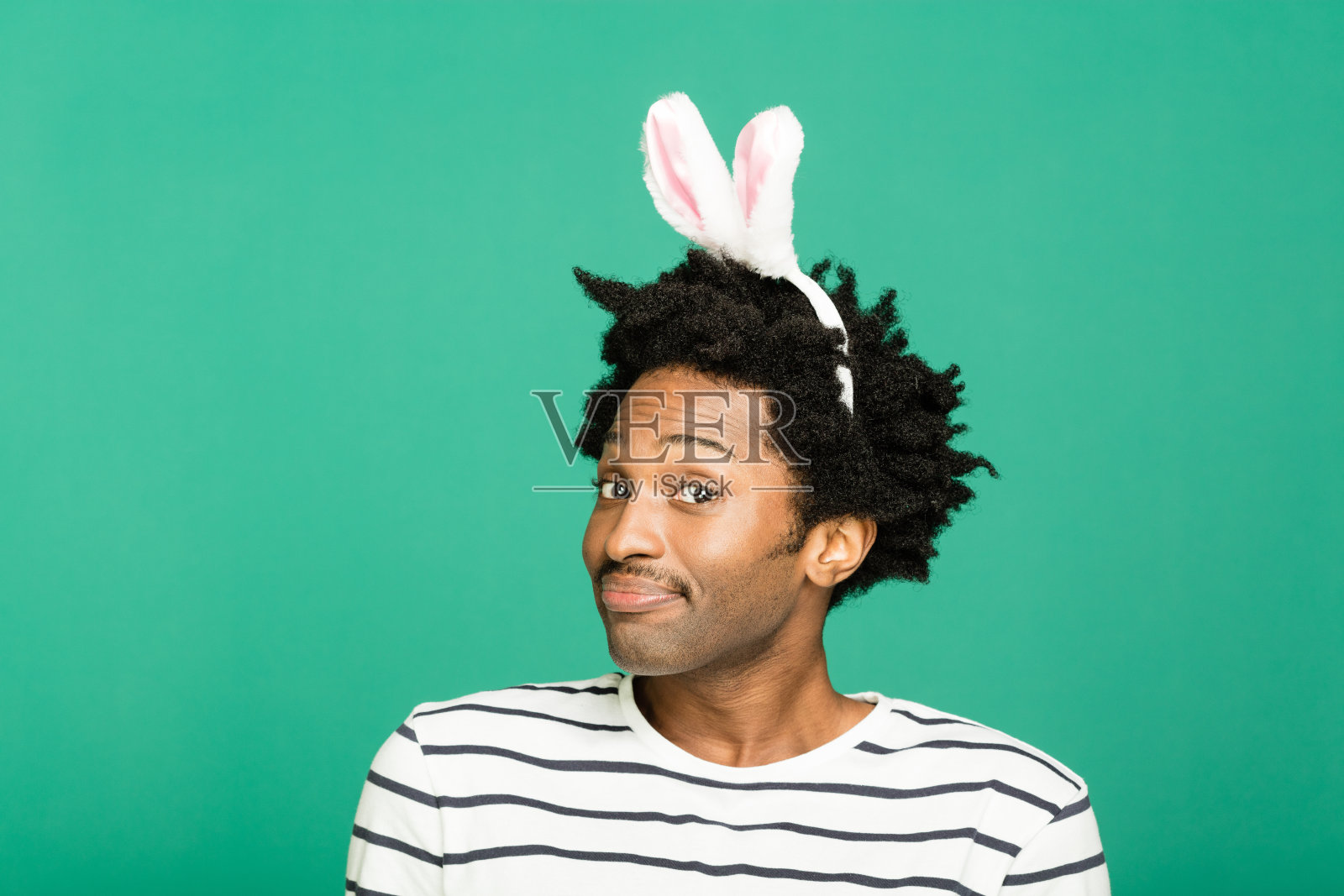 戴着兔耳朵发带的可爱年轻男人的春季肖像照片摄影图片