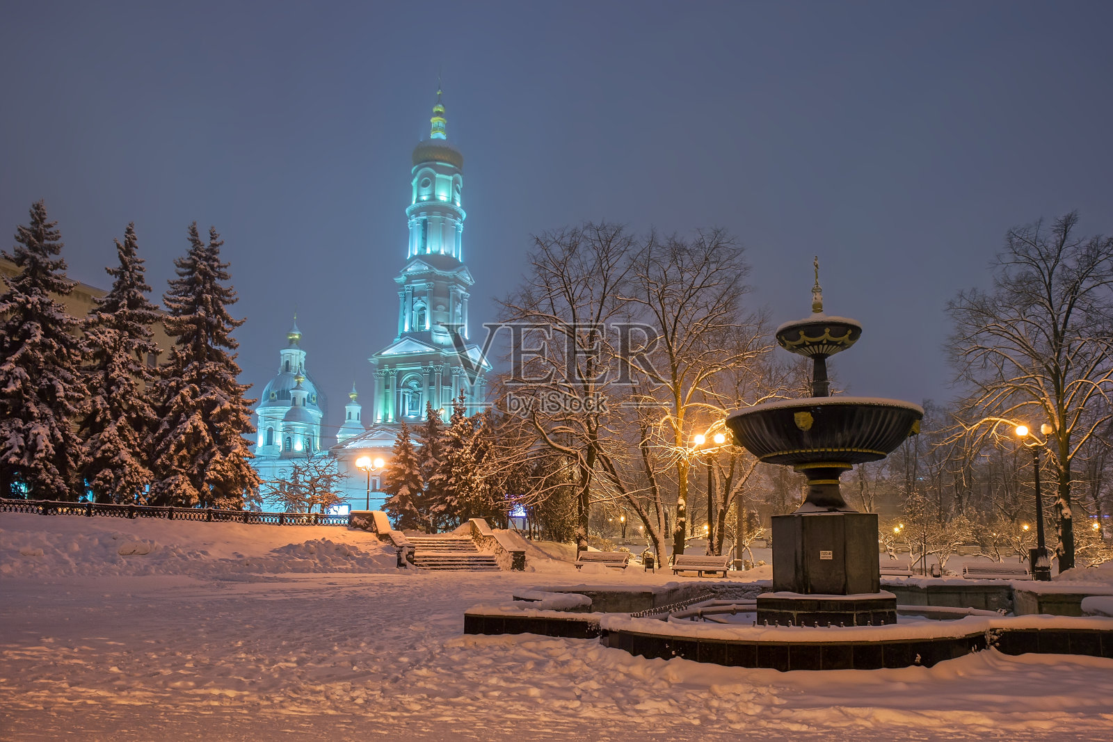 冬季傍晚公园里的圣母升天大教堂和喷泉，乌克兰哈尔科夫照片摄影图片