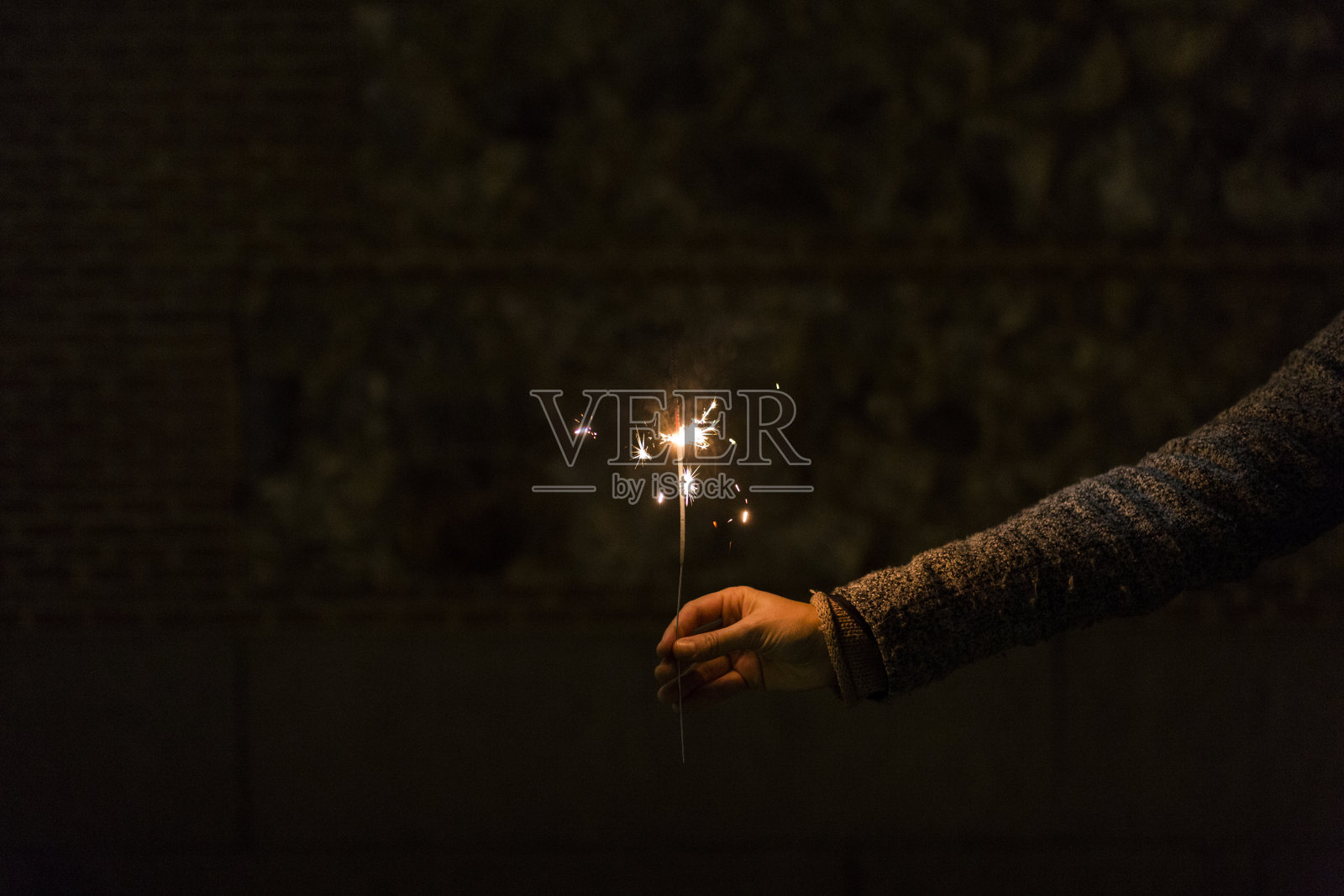 夜晚，女人手持烟花的特写照片摄影图片