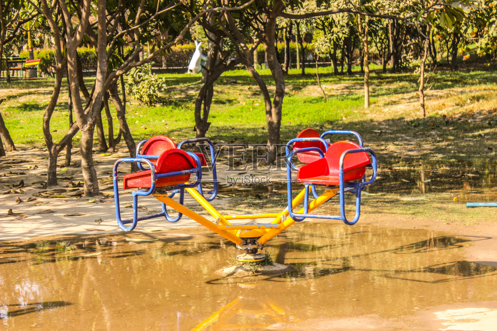 孩子们在操场上玩耍的照片照片摄影图片