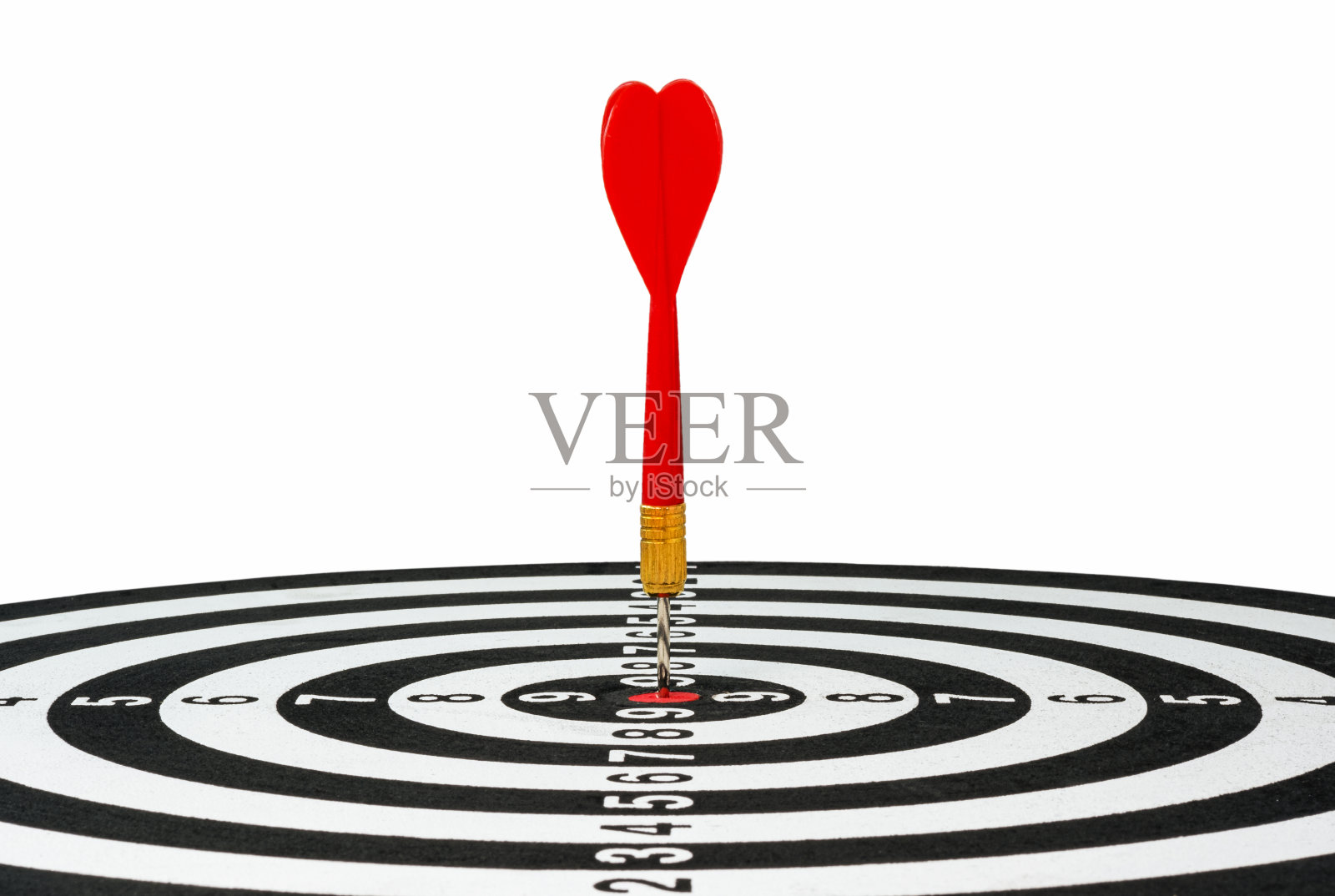 红色飞镖命中靶心，象征商业目标达成照片摄影图片
