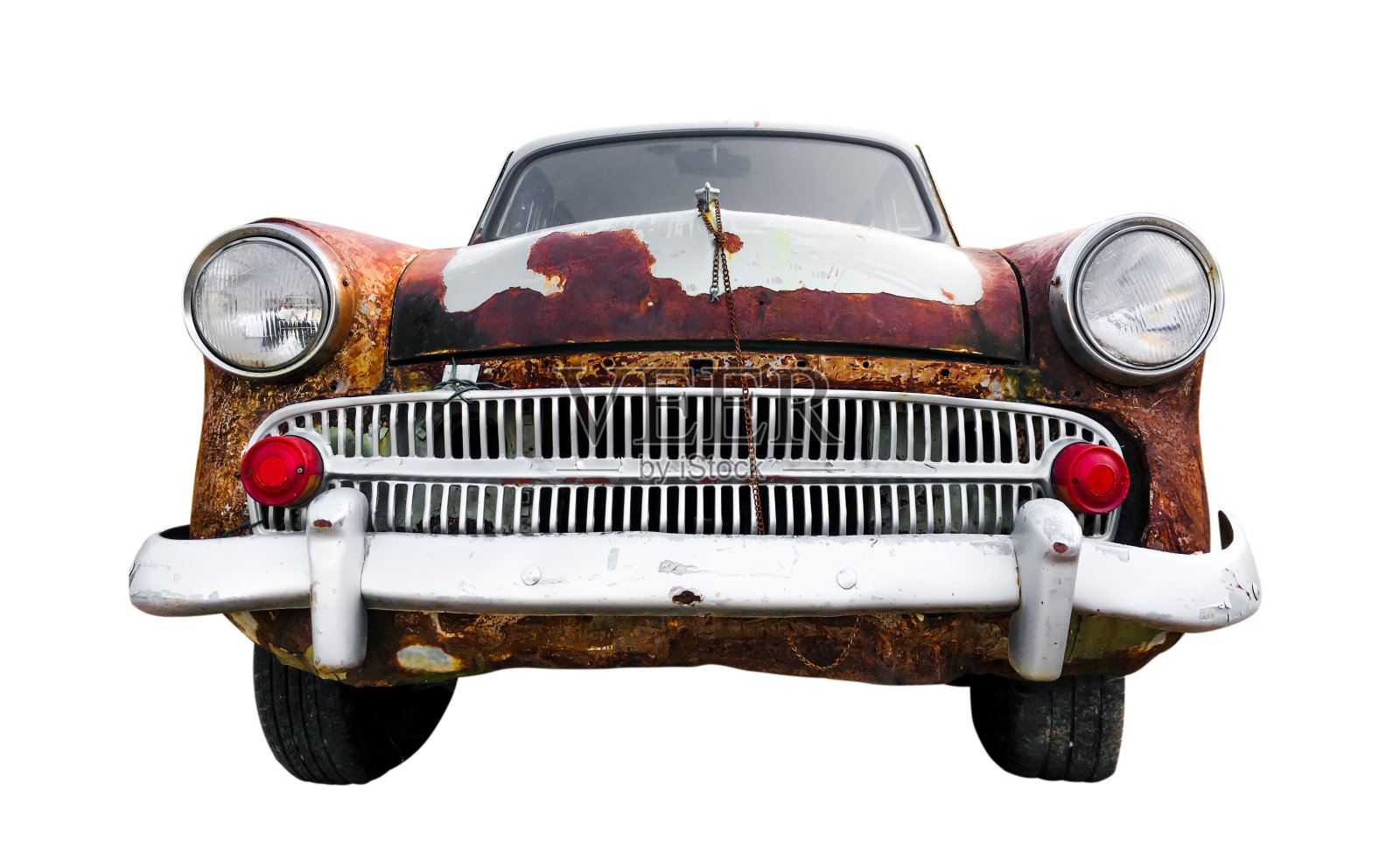 生锈的古董车。一辆旧汽车前灯的细节孤立在白色背景上。前面是一辆锈迹斑斑的老式复古轻型汽车。照片摄影图片