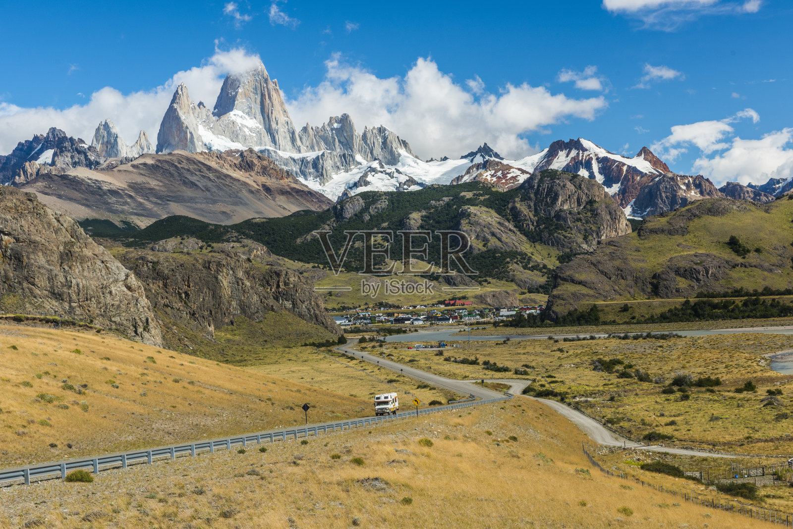 通往El Chalten的道路和在Los Glaciares国家公园的Fitz Roy山的全景照片摄影图片