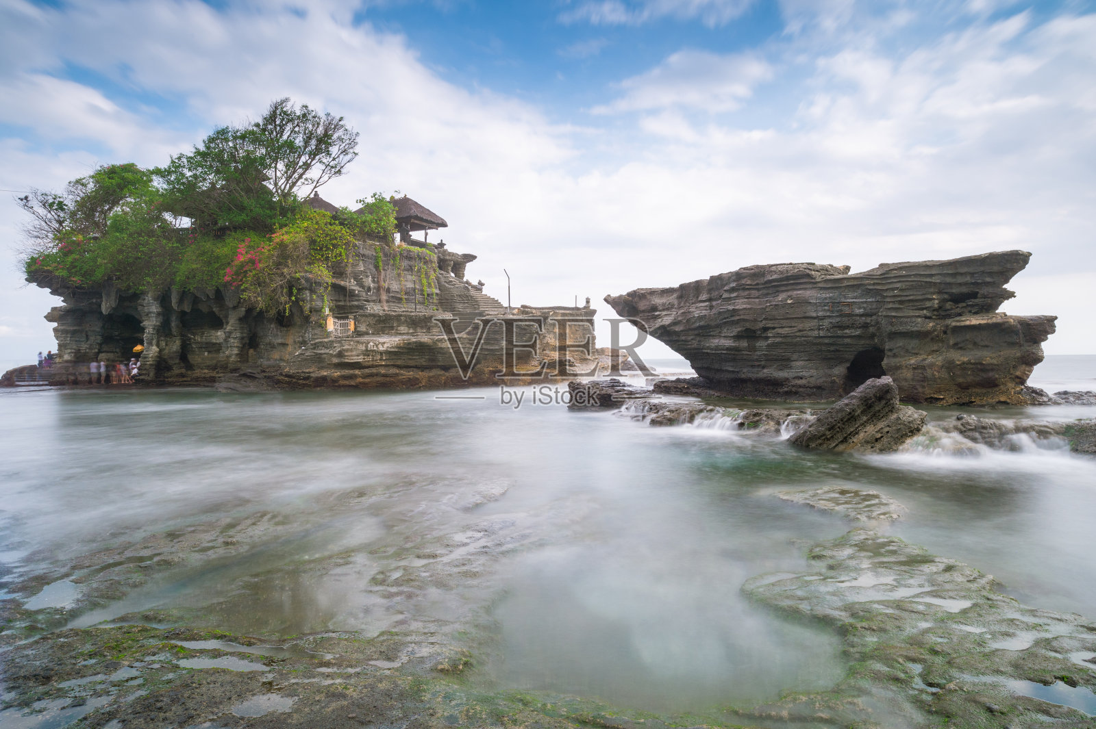 印度尼西亚巴厘岛海边日落时分的海神庙广角景观照片摄影图片