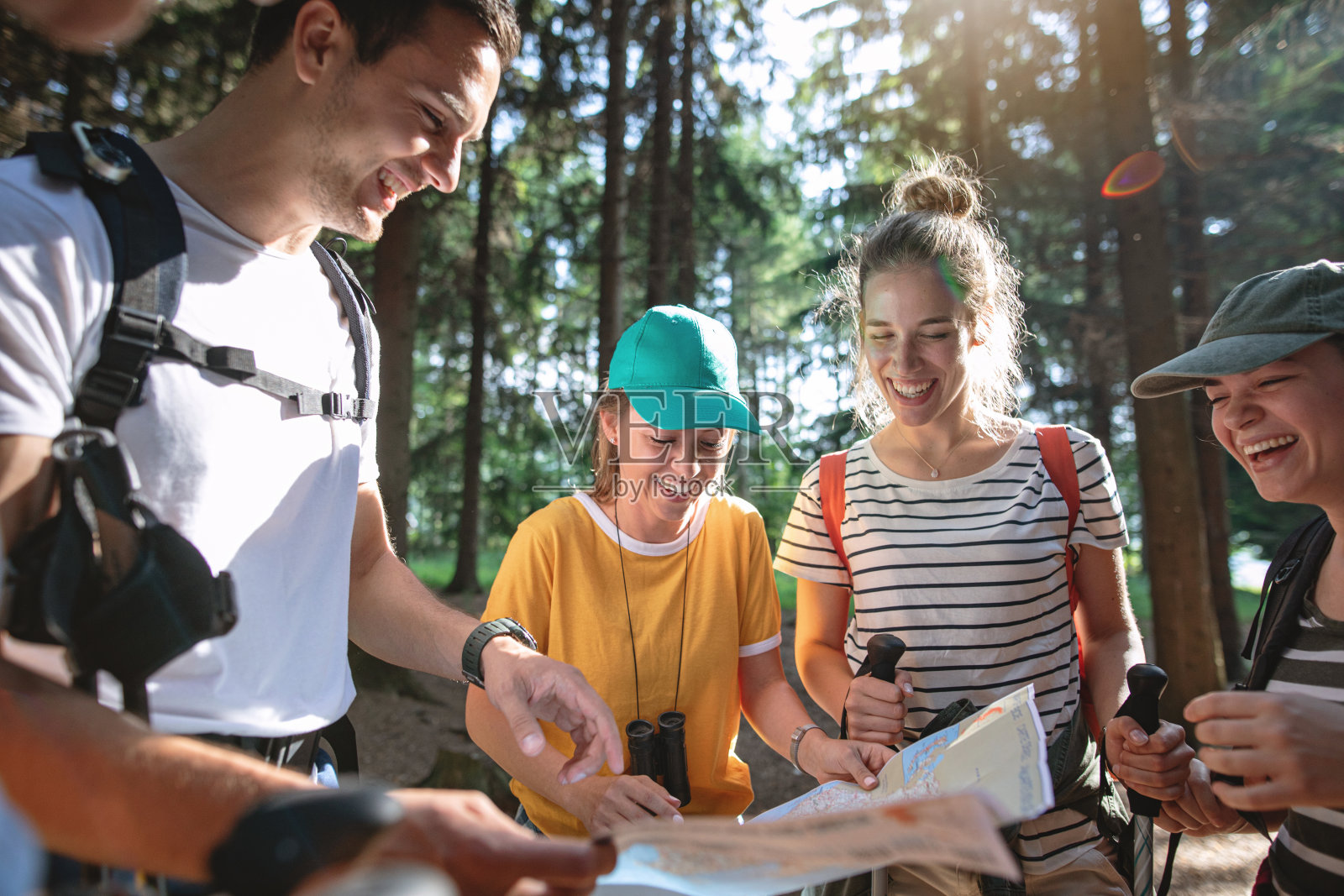 快乐的徒步旅行者在树林中迷路照片摄影图片