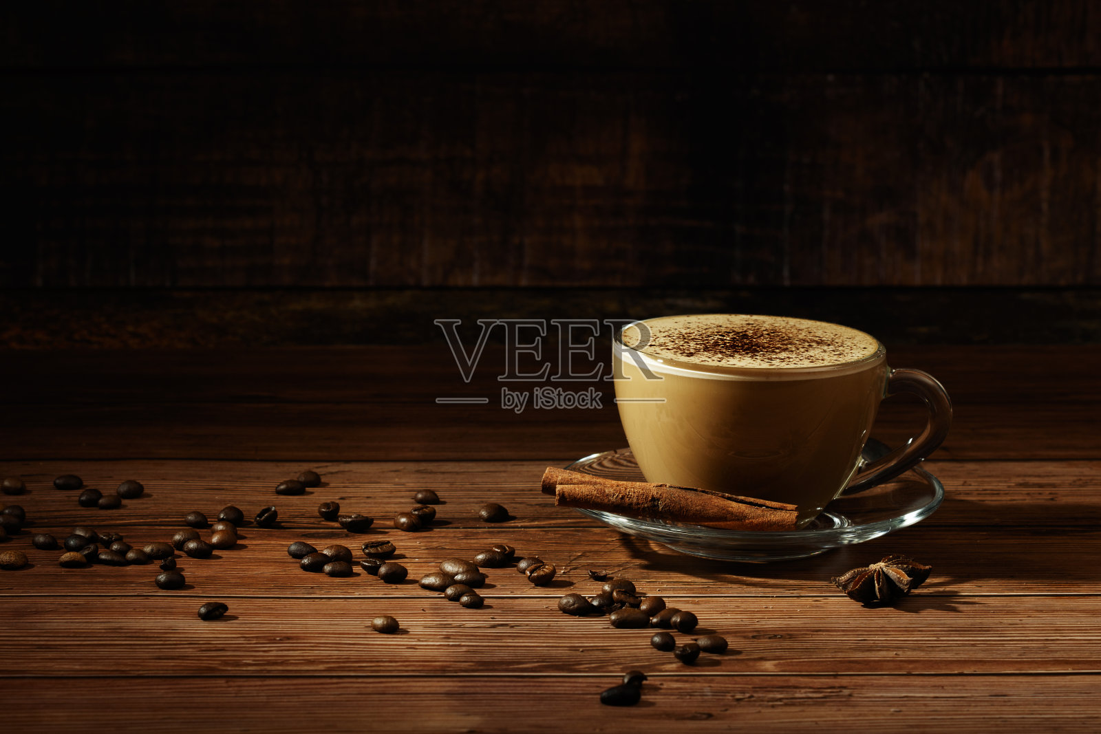 一杯加牛奶的卡布奇诺咖啡。热咖啡、拿铁或卡布奇诺加牛奶放在有复印空间的木桌上照片摄影图片