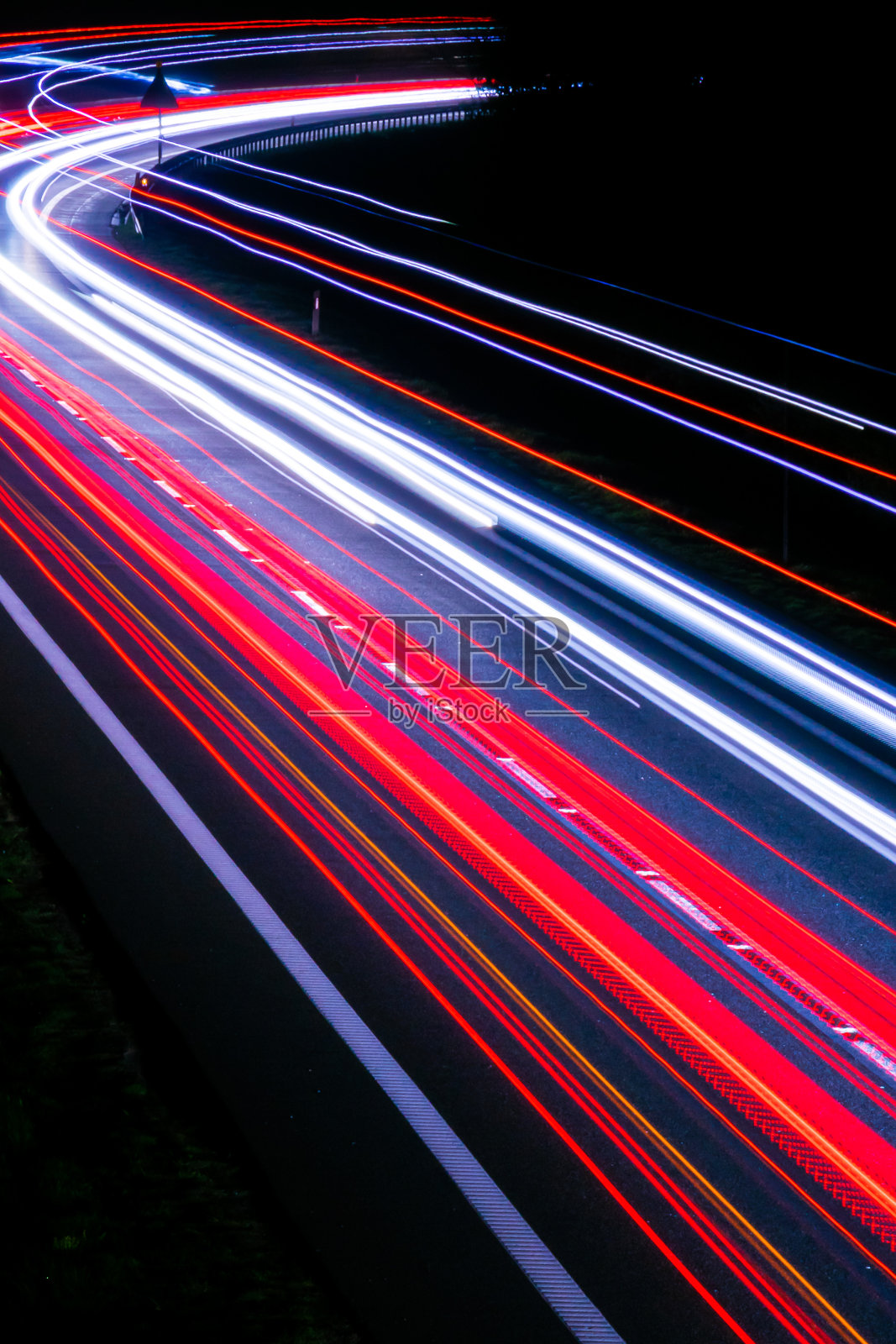 夜晚的车灯。长时间曝光照片摄影图片