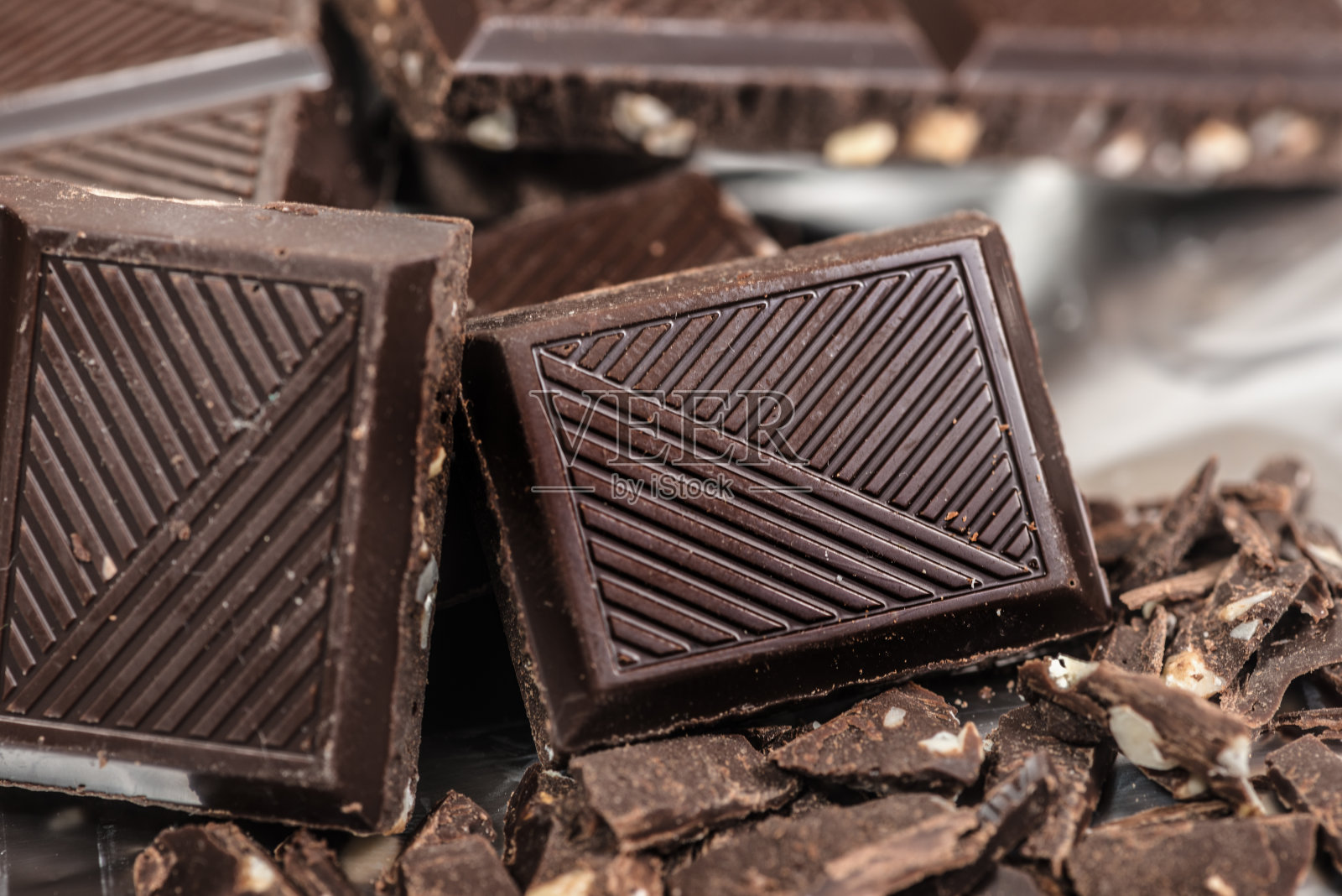 巧克力小块的背景与杏仁照片摄影图片