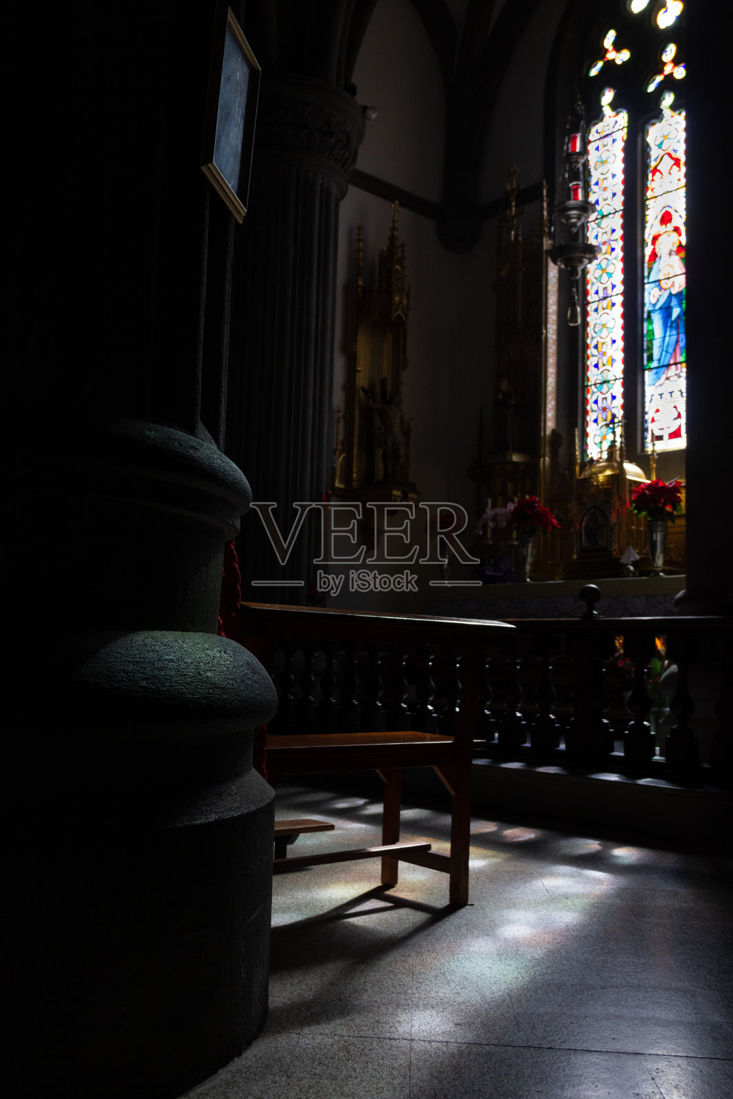 阳光透过彩色玻璃窗反射在地板和柱子上照片摄影图片