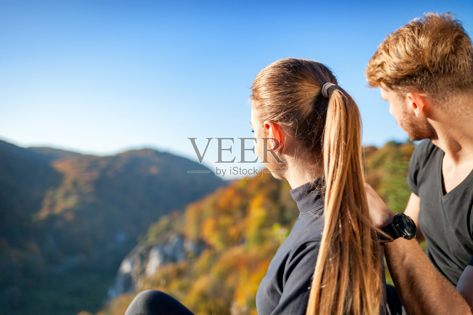 徒步旅行后，情侣旅行者欣赏山景照片摄影图片